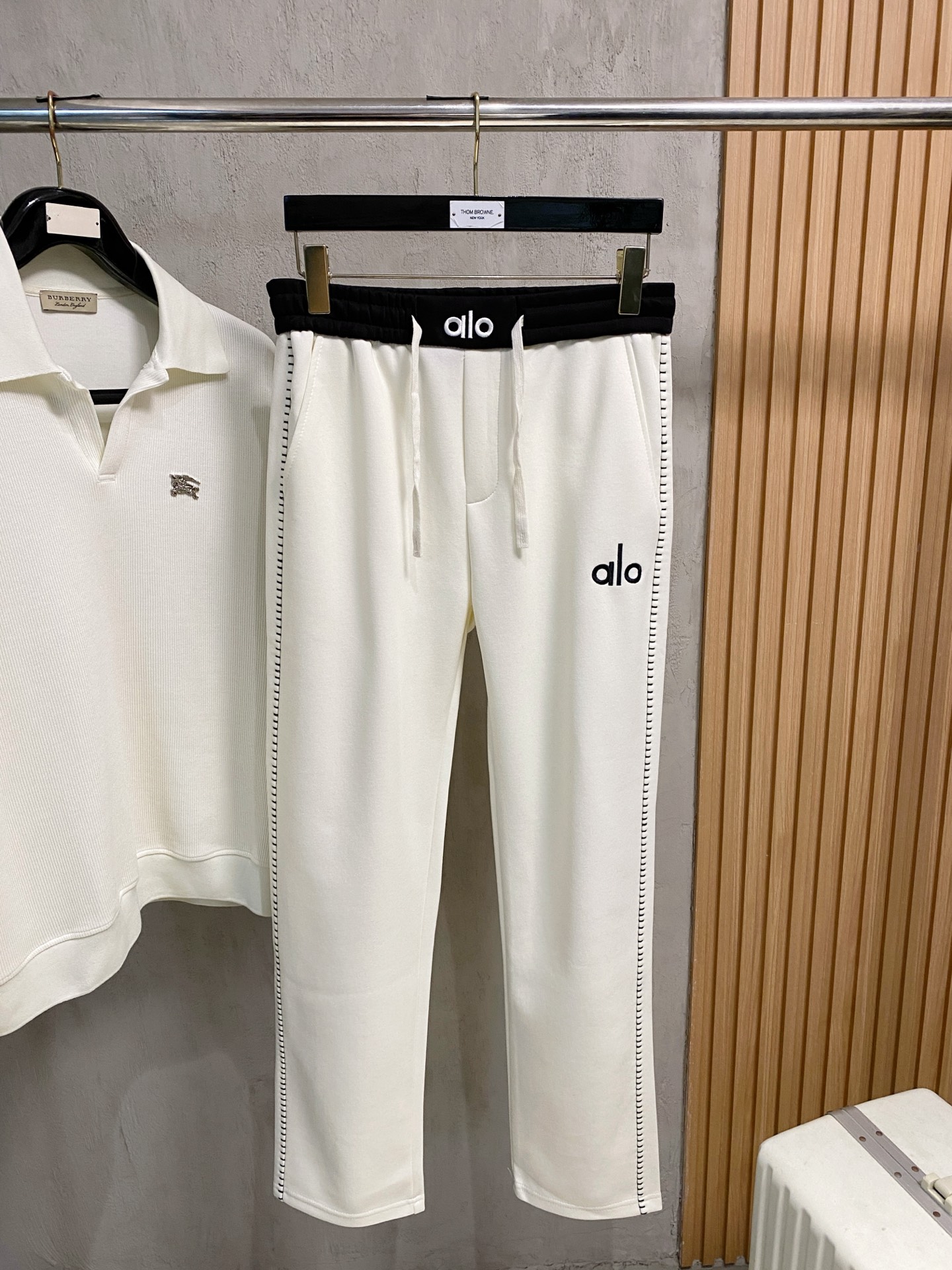 NO:571958,alo Early Autumn 25ss [New Product] The golden classic of casual pants appears again, original order high-quality fashionable casual pants. Super versatile style. Exclusive customized fabric, very wide and stylish, close-fitting and comfortable. Original custom counter latest hardware accessories. Super beautiful version, the upper body shows slender legs, the lining and routing are impeccable, you can attend any occasion, and once again emphasize that the fabric is very, very classy! Code number 29-36,,alexander wang19860909alo早秋25ss【新品】休闲裤金典再次出现,原单订制高品质时尚休闲裤.超级百搭款.独家定制面料,挺阔有型,贴身舒适.原版定制专柜最新五金辅料.超靓版型、上身显腿修长,內里,走线都无可挑剔,任何场合都可出席,再次强调面料非常非常显档次！码数 29-36,,alexander wang,Men's clothing