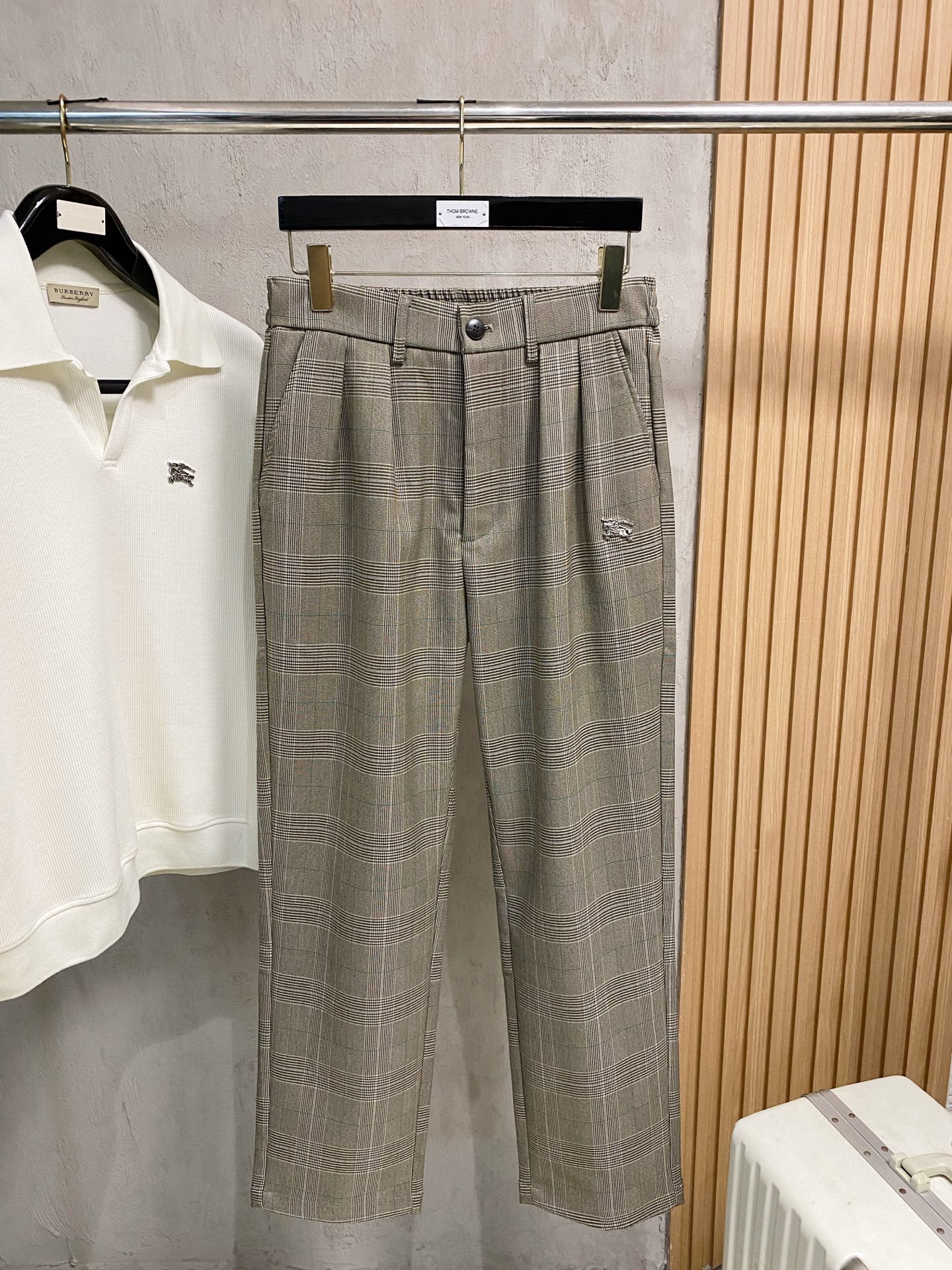 NO:571961,Burberry's early autumn 25ss [new product] casual trousers golden classic appears again, original order high-quality fashionable casual trousers. The trousers are super versatile. Exclusively customized fabrics, very wide and stylish, close-fitting and comfortable. The latest hardware accessories from the original customization counter. Super beautiful version, the upper body shows slender legs, the lining and routing are impeccable, you can attend any occasion, and once again emphasize that the fabric is very, very classy! Size M-2XL,,burberry,alexander wang19860909巴宝莉早秋25ss【新品】休闲西裤金典再次出现,原单订制高品质时尚休闲裤.西裤超级百搭款.独家定制面料,挺阔有型,贴身舒适.原版定制专柜最新五金辅料.超靓版型、上身显腿修长,內里,走线都无可挑剔,任何场合都可出席,再次强调面料非常非常显档次！码数 M-2XL,,burberry,alexander wang,Men's clothing
