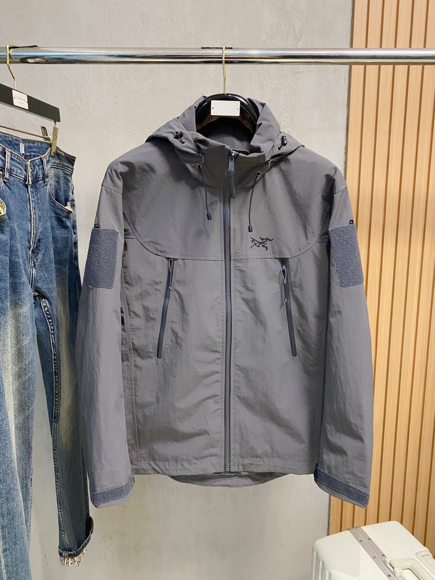 NO:571964,Arc'teryx 25ss Early Autumn [New Product] Windbreaker Jacket Hot Style New Casual Fashion Jacket at the Autumn and Winter Counter!  Ultra-avant-garde design style, delicate and comfortable, very light to wear and not easy to wrinkle. Multiple craftsmanship. The overall design is quite visual. The upper body is casual and stylish, with a certain degree of stiffness. It is definitely at the forefront of fashion. It is recommended for urban leisure. Size M-2XL, arc'teryx, jackets & coats, jackets & coats, alexander wang19860909始祖鸟25ss早秋【新品】风衣夹克外套爆款 秋冬专柜新款休闲时尚夹克外套！超前卫设计风格 细腻舒适 穿着非常轻便不易起皱.多重重工艺 整体的设计颇具视觉感,上身休闲有型,有一定的挺括度,绝对走在时尚最尖端的气质感推荐,都市休闲必备.码数M-2XL,arc'teryx,jackets & coats,jackets & coats,alexander wang,Men's clothing