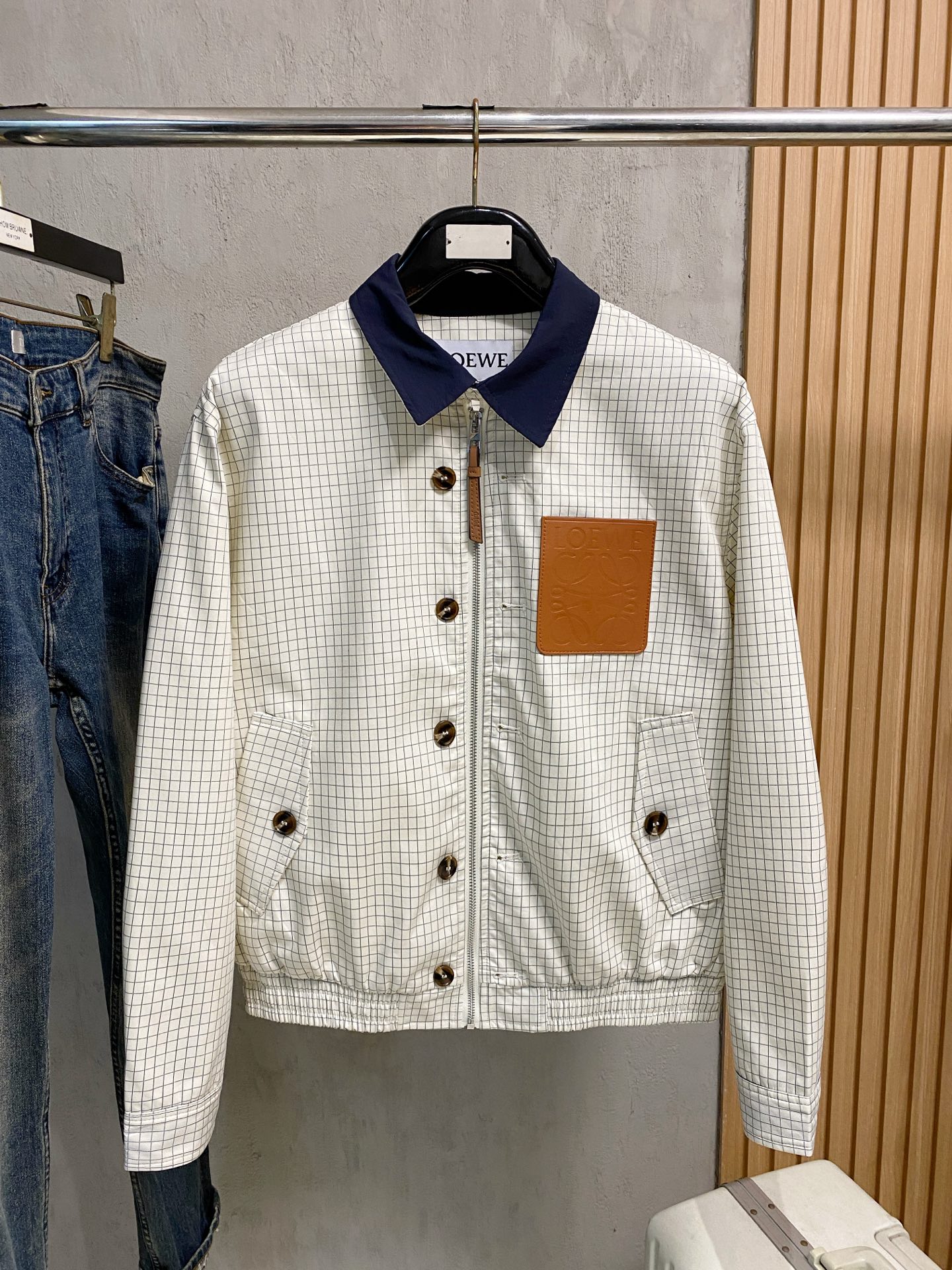 NO:571970,Luo Yiwei 25ss autumn and winter [new product] popular jackets and jackets. New casual and fashionable jackets in the autumn and winter counters!  Ultra-avant-garde design style, delicate and comfortable, very light to wear and not easy to wrinkle. Multiple craftsmanship. The overall design is quite visual. The upper body is casual and stylish, with a certain degree of stiffness. It is definitely at the forefront of fashion. It is recommended for urban leisure. Size M-2XL,,loewe,jackets & coats,jackets & coats,alexander wang19860909罗意威25ss秋冬【新品】夹克外套爆款 秋冬专柜新款休闲时尚夹克外套！超前卫设计风格 细腻舒适 穿着非常轻便不易起皱.多重重工艺 整体的设计颇具视觉感,上身休闲有型,有一定的挺括度,绝对走在时尚最尖端的气质感推荐,都市休闲必备.码数M-2XL,,loewe,jackets & coats,jackets & coats,alexander wang,Men's clothing