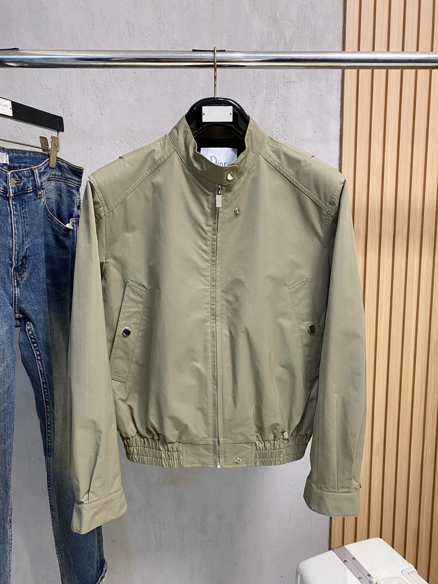 NO:571971,Dior 25ss autumn and winter [new product] popular jackets and jackets. New casual and fashionable jackets in the autumn and winter counters!  Ultra-avant-garde design style, delicate and comfortable, very light to wear and not easy to wrinkle. Multiple craftsmanship. The overall design is quite visual. The upper body is casual and stylish, with a certain degree of stiffness. It is definitely at the forefront of fashion. It is recommended for urban leisure. Size M-2XL, dior, jackets & coats, jackets & coats, alexander wang19860909迪奥25ss秋冬【新品】夹克外套爆款 秋冬专柜新款休闲时尚夹克外套！超前卫设计风格 细腻舒适 穿着非常轻便不易起皱.多重重工艺 整体的设计颇具视觉感,上身休闲有型,有一定的挺括度,绝对走在时尚最尖端的气质感推荐,都市休闲必备.码数M-2XL,,dior,jackets & coats,jackets & coats,alexander wang,Men's clothing