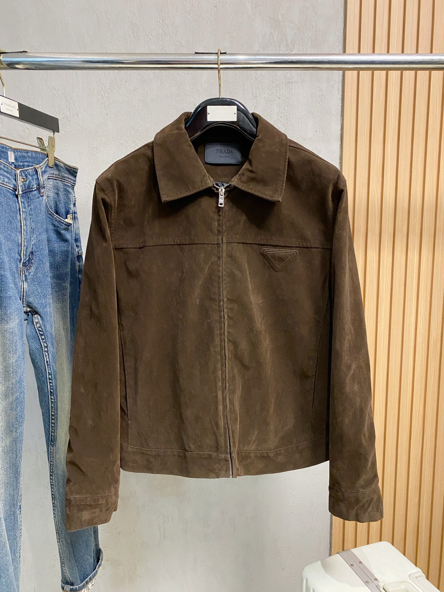 NO:571967,Prada 25ss autumn and winter [new product] popular jackets and jackets. New casual and fashionable jackets at the autumn and winter counters!  Ultra-avant-garde design style, delicate and comfortable, very light to wear and not easy to wrinkle. Multiple craftsmanship. The overall design is quite visual. The upper body is casual and stylish, with a certain degree of stiffness. It is definitely at the forefront of fashion. It is recommended for urban leisure. Size M-2XL,, prada, jackets & coats, jackets & coats, alexander wang19860909普拉达25ss秋冬【新品】夹克外套爆款 秋冬专柜新款休闲时尚夹克外套！超前卫设计风格 细腻舒适 穿着非常轻便不易起皱.多重重工艺 整体的设计颇具视觉感,上身休闲有型,有一定的挺括度,绝对走在时尚最尖端的气质感推荐,都市休闲必备.码数M-2XL,,prada,jackets & coats,jackets & coats,alexander wang,Men's clothing