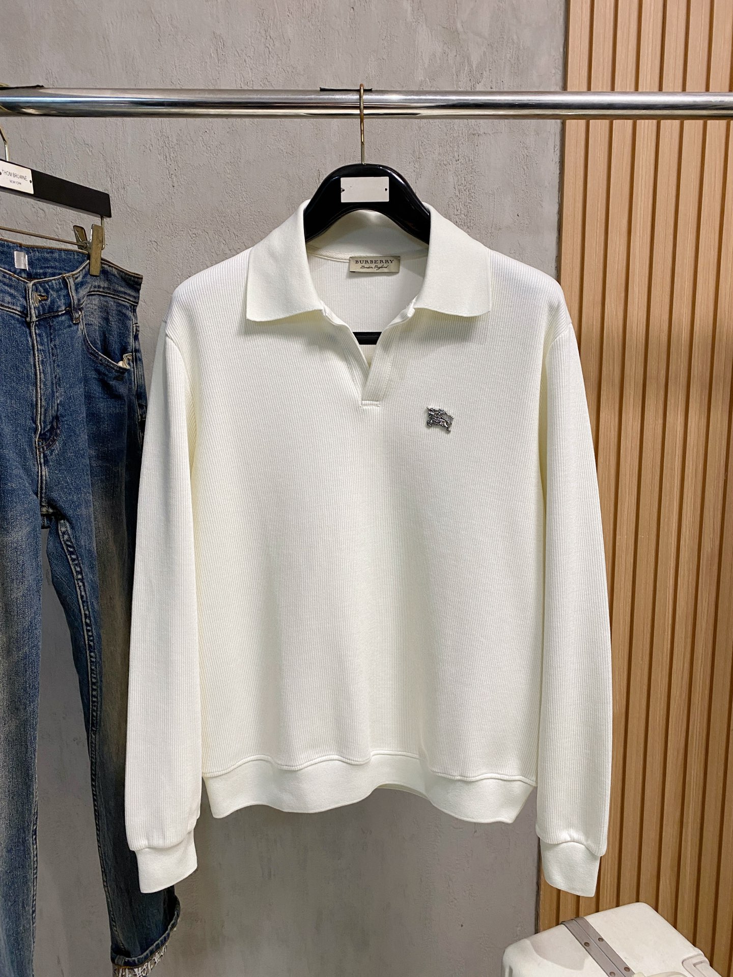 NO:571975,Burberry 25ss [new product] autumn and winter casual knitted lapel sweater!  The clothes are soft to the touch and skin-friendly, visually exquisite, textured, and noble. They are very simple and show quality. The unique neutral tones instantly light up your overall look. Classic and fashionable blends are simple yet stylish. It can be worn for both business and leisure, so it’s versatile!  M-2XL,,burberry,sweaters,alexander wang19860909巴宝莉25ss【新品】秋冬休闲针织翻领毛衣！衣服触感柔软亲肤,视觉上很精致、有质感、高贵,非常简单也很显品质.独特的中性色调,瞬间点亮你的整体造型,经典与时尚融合简约而不失格调.商务休闲俩即可,百搭不挑！M-2XL,,burberry,sweaters,alexander wang,Men's clothing