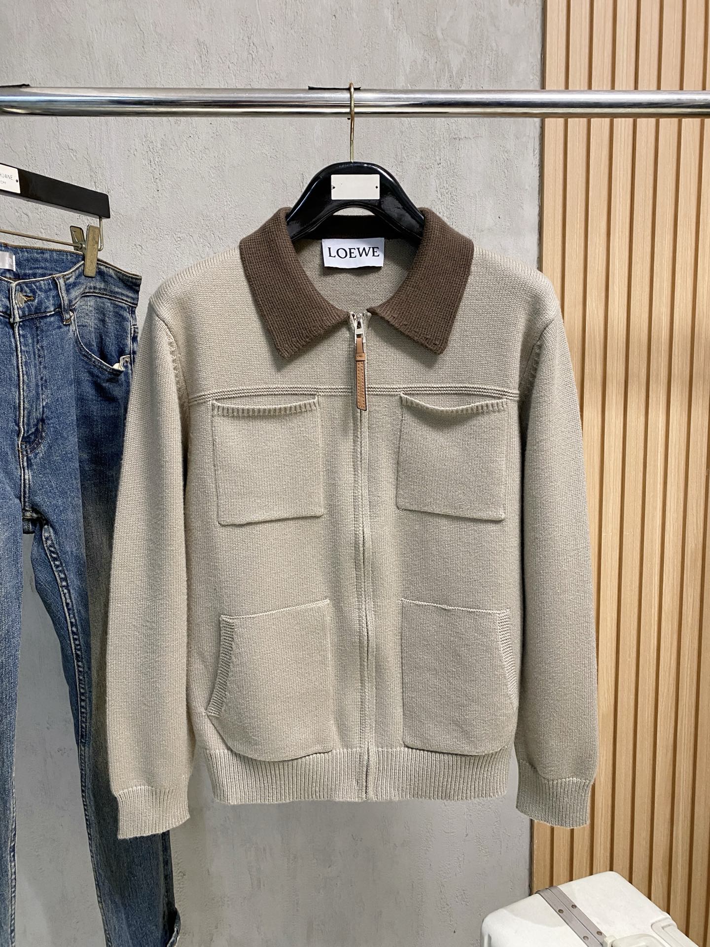 NO:571973,Loewe 25ss autumn and winter [new product] the latest and most top-quality cardigan wool sweater jacket!  Cardigan sweater, exquisite color matching and new trendy pullover, sold at the top quality counter, top-notch production technology imported fabrics, counter model unique design, using imported high-end custom-made imported silk thread with first-class feel!  On sale on the official website. Size: M-2XL,,loewe,jackets & coats,sweaters,alexander wang19860909罗意威25ss秋冬【新品】最新最顶级开衫羊毛针织衫外套 ！开衫毛衣,精致配色融合新款潮套头衫,最顶级的品质专柜在售,顶级制作工艺进口面料,专柜款独特设计,采用进口高端订制进口丝线手感一流！官网在售. 码数:M-2XL,,loewe,jackets & coats,sweaters,alexander wang,Men's clothing