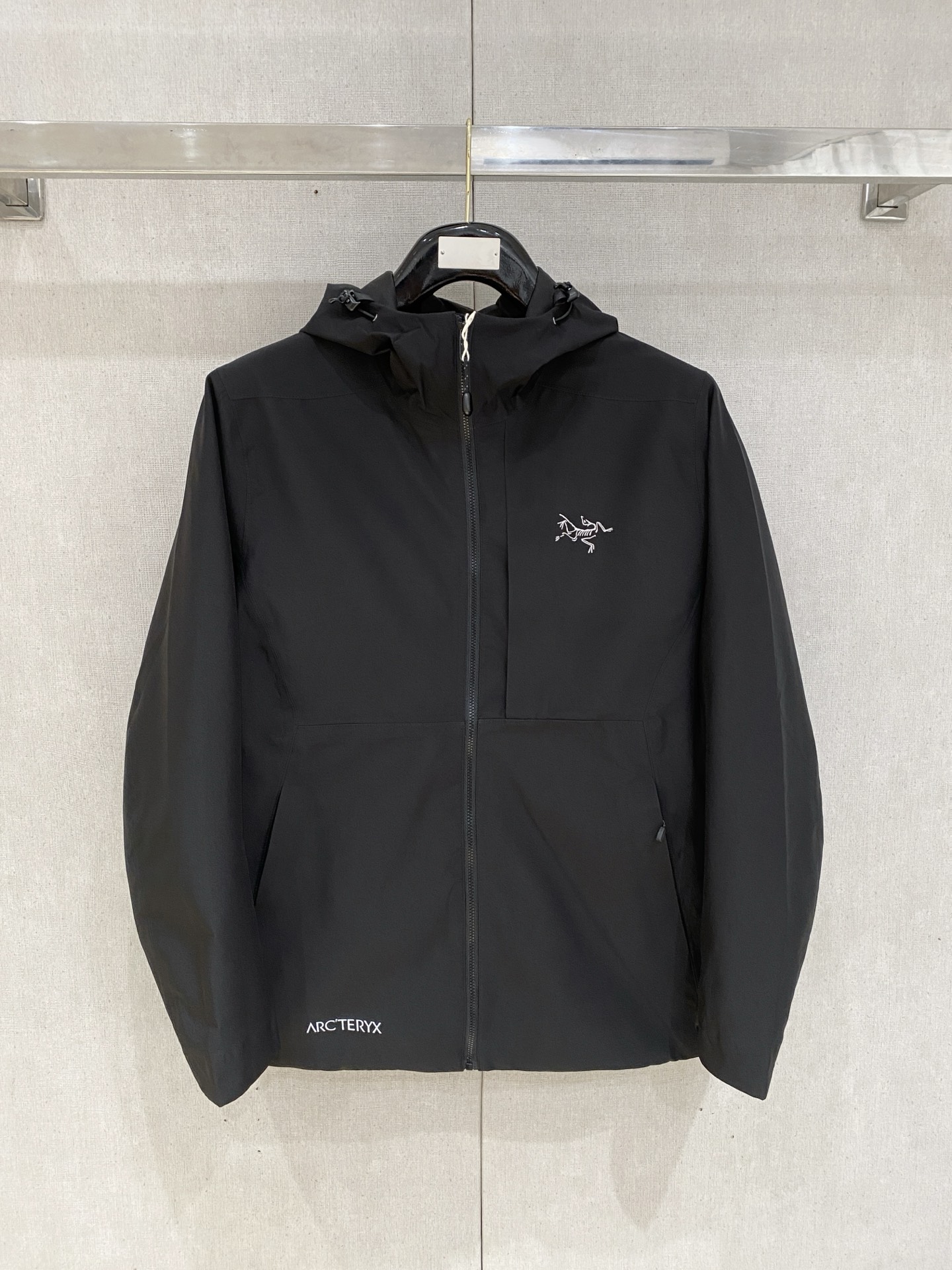 NO:600252,New product for spring: ARC’TERYX* Arc’teryx 25ss new lightweight hard-shell jacket. Versatile outdoor style for men and women. Made of original GORE-TEX technology fabric. All details and accessories are synchronized with gtx material for tight wind protection!  It doesn't get dirty easily, and it's easy to take care of!  This version has a great upper body. It has a large front panel and a taped pocket design. The workmanship is quite neat and there is no trace of thread splicing. It looks very high-end and classy. The original slider is provided by the customer. There are also adjustment buckles on the hem for easy adjustment!  Size m-3xl,arc'teryx,alexander wang19860909开春新品 ARC’TERYX*始祖鸟25ss新款轻薄硬壳冲锋衣 百搭户外男女同款 采用原厂GORE-TEX科技面料 细节辅料全部同步gtx材质严密防风！不易脏污,打理起来也很省心！这款版型上身很赞,大身前片,口袋压胶设计,做工相当工整,找不到一丝线头拼接,看上去就很高端上档次,客供原版拉头,下摆也有调节扣,方便调节！ 尺码m-3xl,arc'teryx,alexander wang,Men's clothing