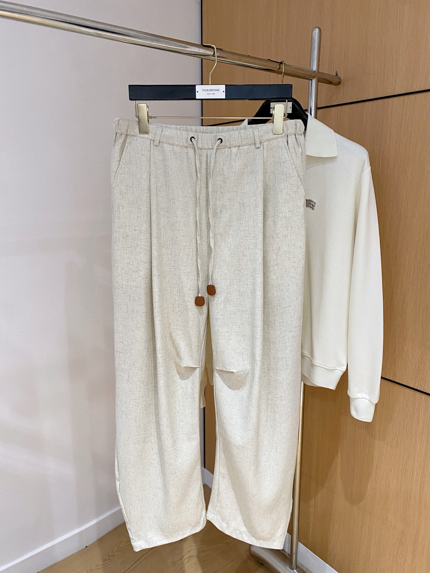 NO:565460,Luo Yiwei's early autumn 25ss [new product] casual pants golden classic appears again, original order high-quality fashionable casual pants. Super versatile. Exclusively customized fabrics, very wide and stylish, close-fitting and comfortable. Original custom counter latest hardware accessories. Super beautiful version, the upper body shows slender legs, the lining and routing are impeccable, you can attend any occasion, and once again emphasize that the fabric is very, very classy! Size S-XL,,loewe,alexander wang19860909罗意威早秋25ss【新品】休闲裤金典再次出现,原单订制高品质时尚休闲裤.超级百搭款.独家定制面料,挺阔有型,贴身舒适.原版定制专柜最新五金辅料.超靓版型、上身显腿修长,內里,走线都无可挑剔,任何场合都可出席,再次强调面料非常非常显档次！码数 S-XL,,loewe,alexander wang,Men's clothing