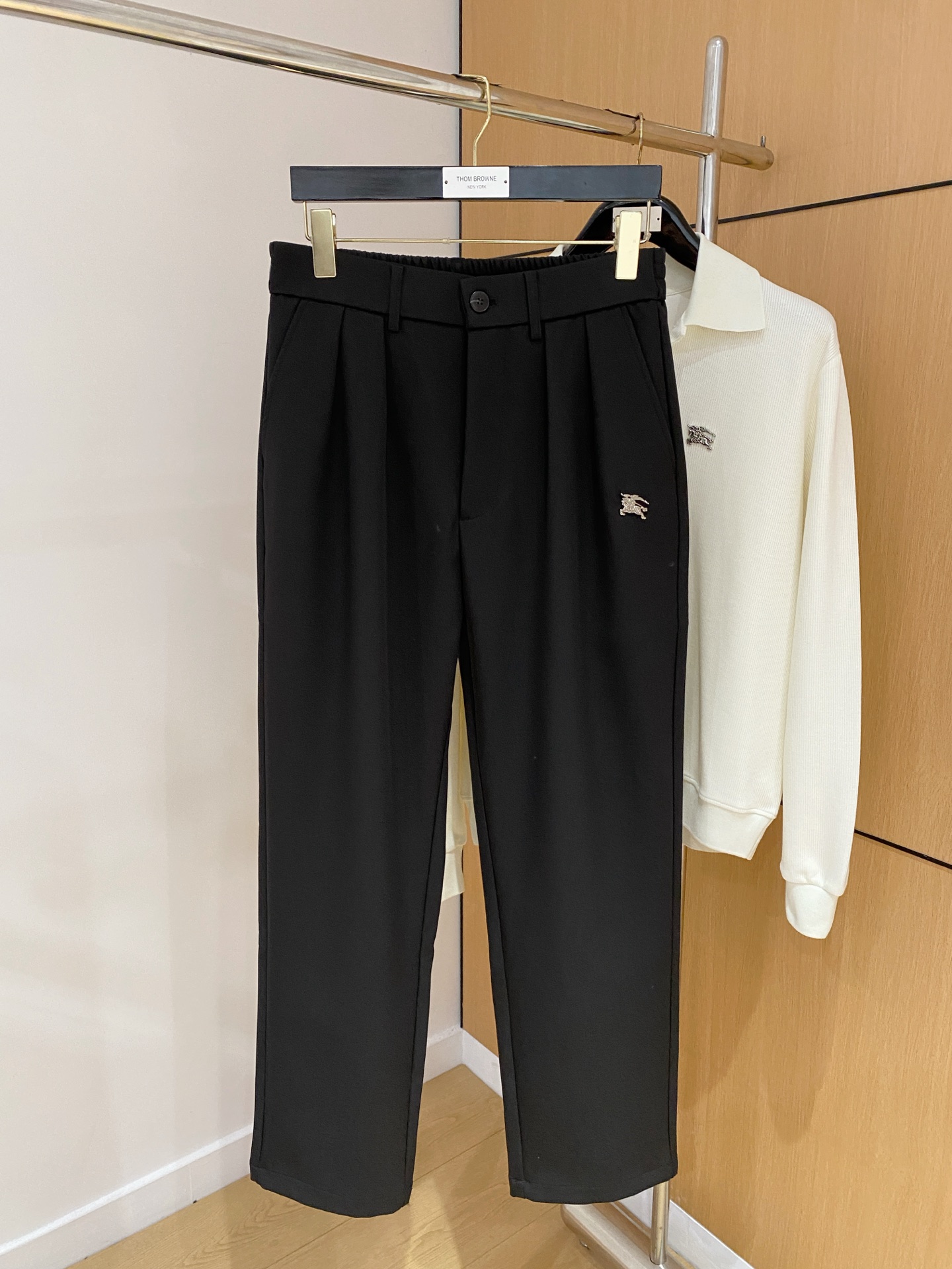 NO:565466,Burberry's early autumn 25ss [new product] casual trousers golden classic appears again, original order high-quality fashionable casual trousers. The trousers are super versatile. Exclusively customized fabrics, very wide and stylish, close-fitting and comfortable. The latest hardware accessories from the original customization counter. Super beautiful version, the upper body shows slender legs, the lining and routing are impeccable, you can attend any occasion, and once again emphasize that the fabric is very, very classy! Size M-2XL,,burberry,alexander wang19860909巴宝莉早秋25ss【新品】休闲西裤金典再次出现,原单订制高品质时尚休闲裤.西裤超级百搭款.独家定制面料,挺阔有型,贴身舒适.原版定制专柜最新五金辅料.超靓版型、上身显腿修长,內里,走线都无可挑剔,任何场合都可出席,再次强调面料非常非常显档次！码数 M-2XL,,burberry,alexander wang,Men's clothing