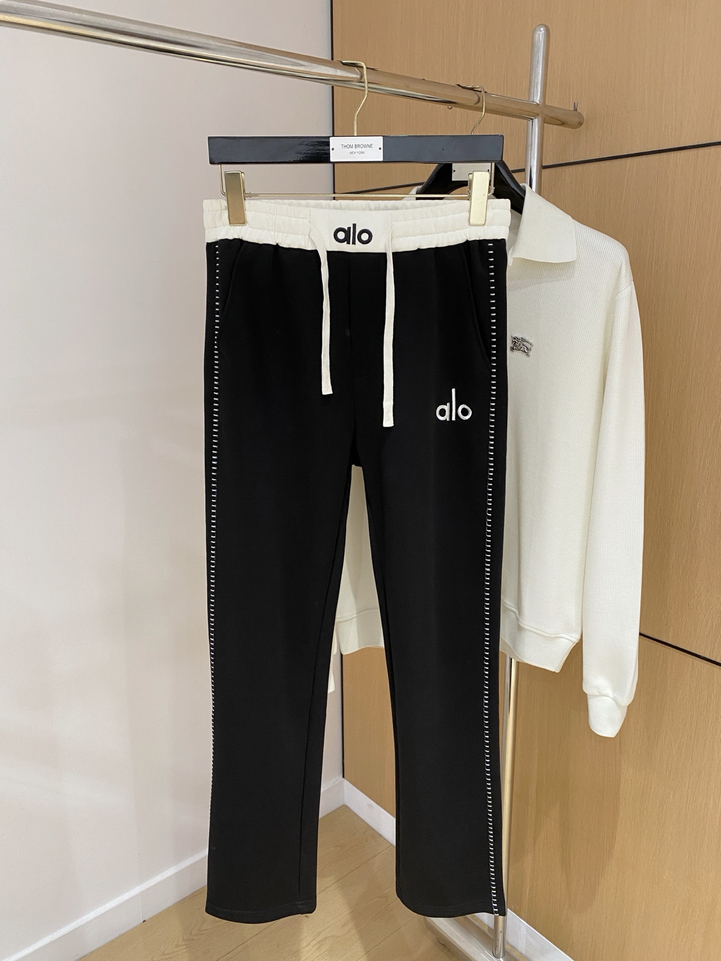 NO:565472,alo Early Autumn 25ss [New Product] The golden classic of casual pants appears again, original order high-quality fashionable casual pants. Super versatile style. Exclusive customized fabric, very wide and stylish, close-fitting and comfortable. Original custom counter latest hardware accessories. Super beautiful version, the upper body shows slender legs, the lining and routing are impeccable, you can attend any occasion, and once again emphasize that the fabric is very, very classy! Code number 29-36,,alexander wang19860909alo早秋25ss【新品】休闲裤金典再次出现,原单订制高品质时尚休闲裤.超级百搭款.独家定制面料,挺阔有型,贴身舒适.原版定制专柜最新五金辅料.超靓版型、上身显腿修长,內里,走线都无可挑剔,任何场合都可出席,再次强调面料非常非常显档次！码数 29-36,,alexander wang,Men's clothing