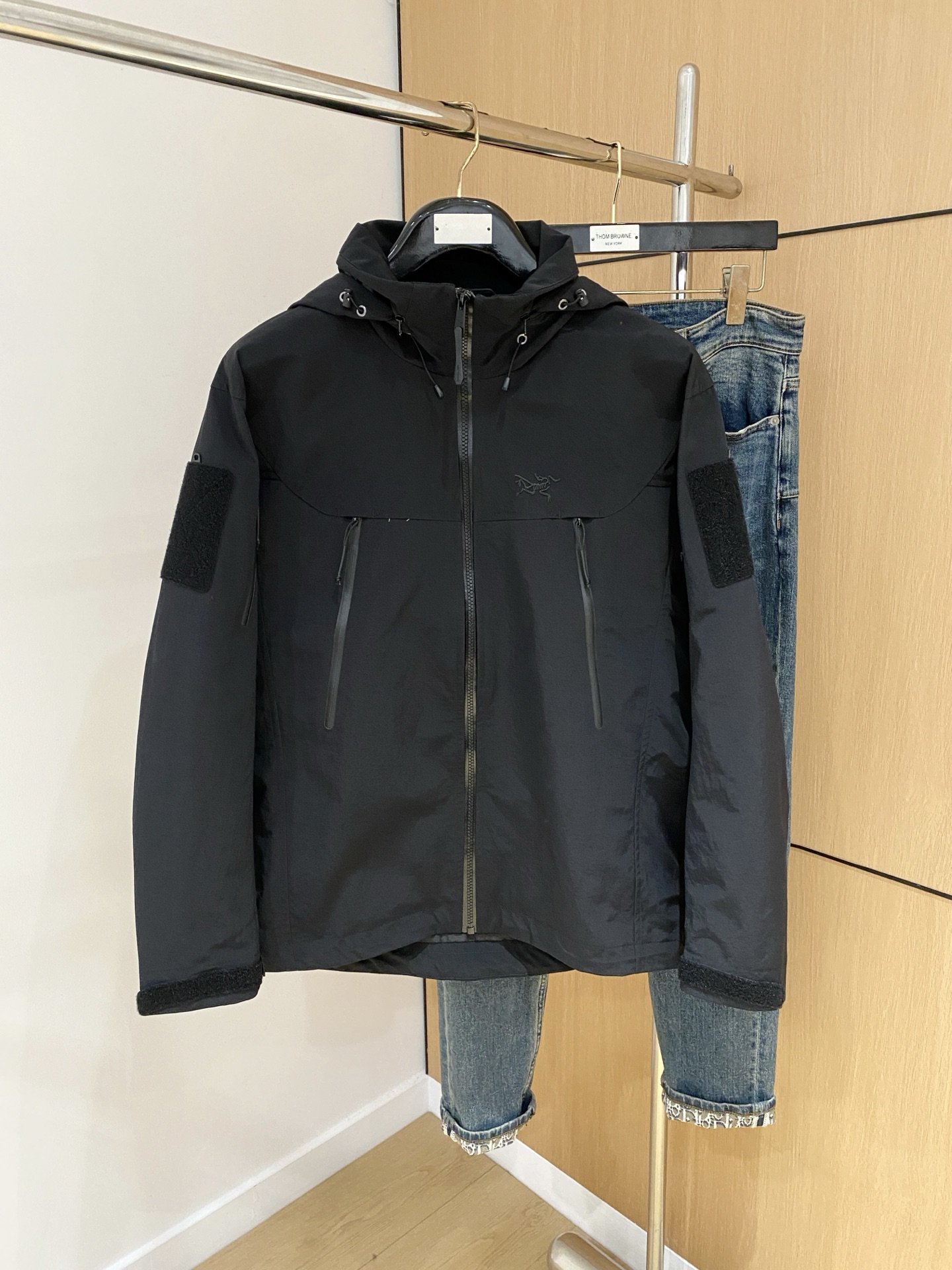 NO:565477,Arc'teryx 25ss Early Autumn [New Product] Windbreaker Jacket Hot Style New Casual Fashion Jacket at the Autumn and Winter Counter!  Ultra-avant-garde design style, delicate and comfortable, very light to wear and not easy to wrinkle. Multiple craftsmanship. The overall design is quite visual. The upper body is casual and stylish, with a certain degree of stiffness. It is definitely at the forefront of fashion. It is recommended for urban leisure. Size M-2XL, arc'teryx, jackets & coats, jackets & coats, alexander wang19860909始祖鸟25ss早秋【新品】风衣夹克外套爆款 秋冬专柜新款休闲时尚夹克外套！超前卫设计风格 细腻舒适 穿着非常轻便不易起皱.多重重工艺 整体的设计颇具视觉感,上身休闲有型,有一定的挺括度,绝对走在时尚最尖端的气质感推荐,都市休闲必备.码数M-2XL,arc'teryx,jackets & coats,jackets & coats,alexander wang,Men's clothing