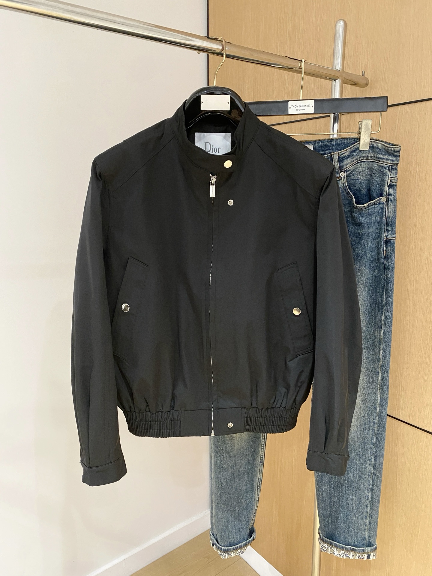 NO:565489,Dior 25ss autumn and winter [new product] popular jackets and jackets. New casual and fashionable jackets in the autumn and winter counters!  Ultra-avant-garde design style, delicate and comfortable, very light to wear and not easy to wrinkle. Multiple craftsmanship. The overall design is quite visual. The upper body is casual and stylish, with a certain degree of stiffness. It is definitely at the forefront of fashion. It is recommended for urban leisure. Size M-2XL, dior, jackets & coats, jackets & coats, alexander wang19860909迪奥25ss秋冬【新品】夹克外套爆款 秋冬专柜新款休闲时尚夹克外套！超前卫设计风格 细腻舒适 穿着非常轻便不易起皱.多重重工艺 整体的设计颇具视觉感,上身休闲有型,有一定的挺括度,绝对走在时尚最尖端的气质感推荐,都市休闲必备.码数M-2XL,,dior,jackets & coats,jackets & coats,alexander wang,Men's clothing