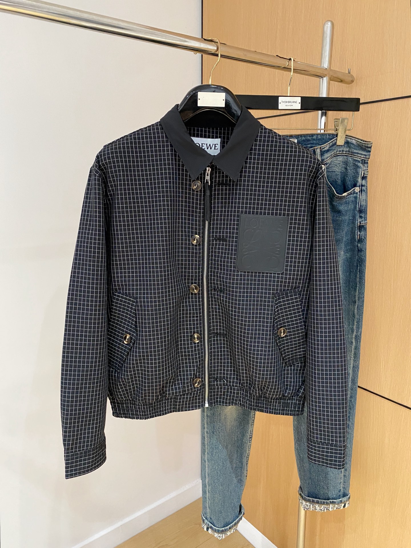 NO:565495,Luo Yiwei 25ss autumn and winter [new product] popular jackets and jackets. New casual and fashionable jackets in the autumn and winter counters!  Ultra-avant-garde design style, delicate and comfortable, very light to wear and not easy to wrinkle. Multiple craftsmanship. The overall design is quite visual. The upper body is casual and stylish, with a certain degree of stiffness. It is definitely at the forefront of fashion. It is recommended for urban leisure. Size M-2XL,,loewe,jackets & coats,jackets & coats,alexander wang19860909罗意威25ss秋冬【新品】夹克外套爆款 秋冬专柜新款休闲时尚夹克外套！超前卫设计风格 细腻舒适 穿着非常轻便不易起皱.多重重工艺 整体的设计颇具视觉感,上身休闲有型,有一定的挺括度,绝对走在时尚最尖端的气质感推荐,都市休闲必备.码数M-2XL,,loewe,jackets & coats,jackets & coats,alexander wang,Men's clothing