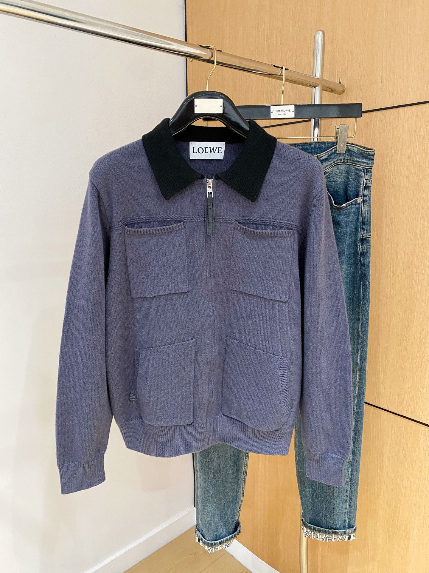 NO:565497,Loewe 25ss autumn and winter [new product] the latest and most top-quality cardigan wool sweater jacket!  Cardigan sweater, exquisite color matching and new trendy pullover, sold at the top quality counter, top-notch production technology imported fabrics, counter model unique design, using imported high-end custom-made imported silk thread with first-class feel!  On sale on the official website. Size: M-2XL,,loewe,jackets & coats,sweaters,alexander wang19860909罗意威25ss秋冬【新品】最新最顶级开衫羊毛针织衫外套 ！开衫毛衣,精致配色融合新款潮套头衫,最顶级的品质专柜在售,顶级制作工艺进口面料,专柜款独特设计,采用进口高端订制进口丝线手感一流！官网在售. 码数:M-2XL,,loewe,jackets & coats,sweaters,alexander wang,Men's clothing