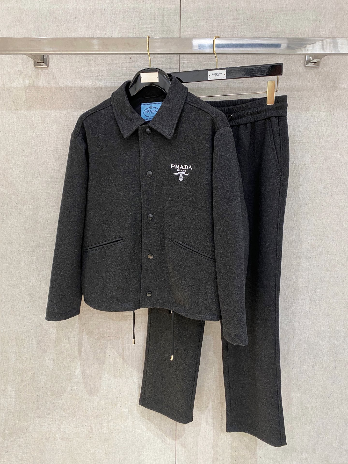 NO:570299,Prada is selling a set of exclusive high-end original quality old-money style heavy-weight wool and cashmere suits!  A flight jacket with a zippered lapel cashmere jacket paired with straight pants is a must for quality control!  The customized cashmere has a very high-end color tone. The imported cashmere heavyweight 1-gram yarn has an incomparable texture!  The Swiss machine stitching process is simple and elegant!  A must-have high-end layering item for Bai Fumei!  The classic version makes you tall and slim!  Elegant and versatile,M-3XL.,,prada,jackets & coats,jackets & coats,alexander wang19860909普拉达一套发售 独家首发高端原单品质老钱风穿搭 重磅羊毛羊绒套装！飞行夹克拉链翻领羊绒外套搭配 直筒裤品质控必入！定制羊绒很高级的色调.进口羊绒重磅1克重纱线质感无敌赞！瑞士机翻针工艺简洁大气！白富美必备高级叠搭单品！经典版型上身高挑又显瘦！优雅百搭不挑人,M-3XL.,,prada,jackets & coats,jackets & coats,alexander wang,Men's clothing