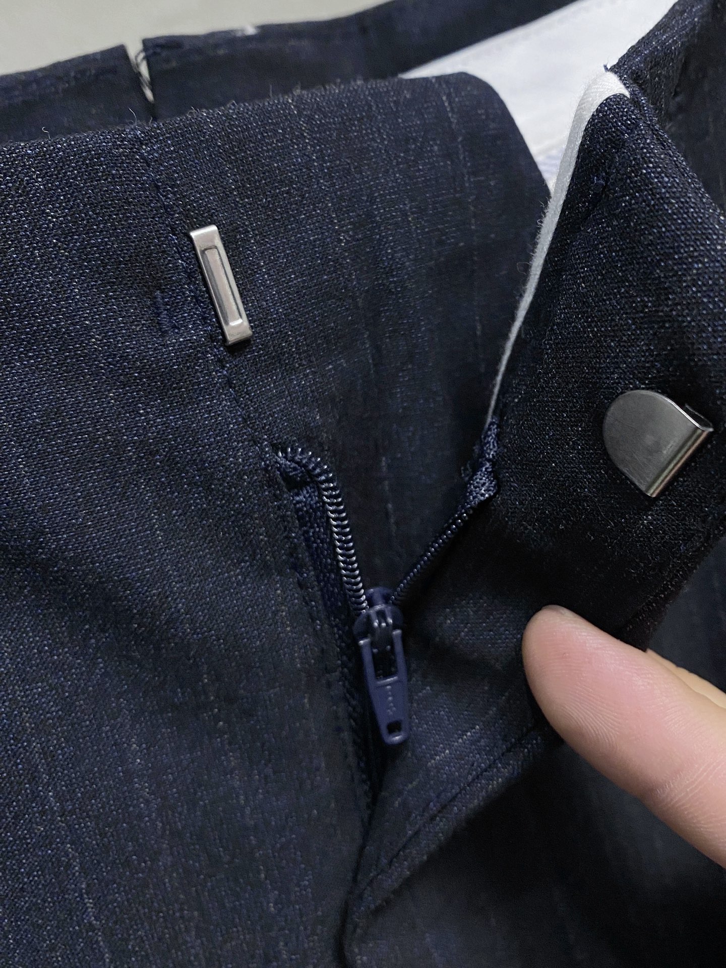 PRADA 普拉达 休闲裤 西裤2025SS秋冬新款 高级定制裤子专用面料 定制原版五金 重工工艺打造 