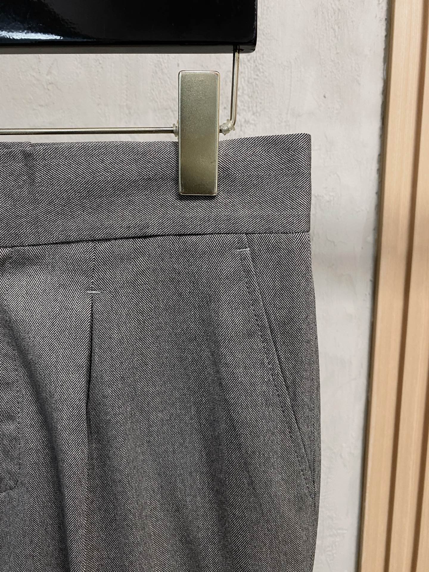 LV 休闲裤 西裤2025SS秋冬新款 高级定制裤子专用面料 定制原版五金 重工工艺打造 车工走线精细 