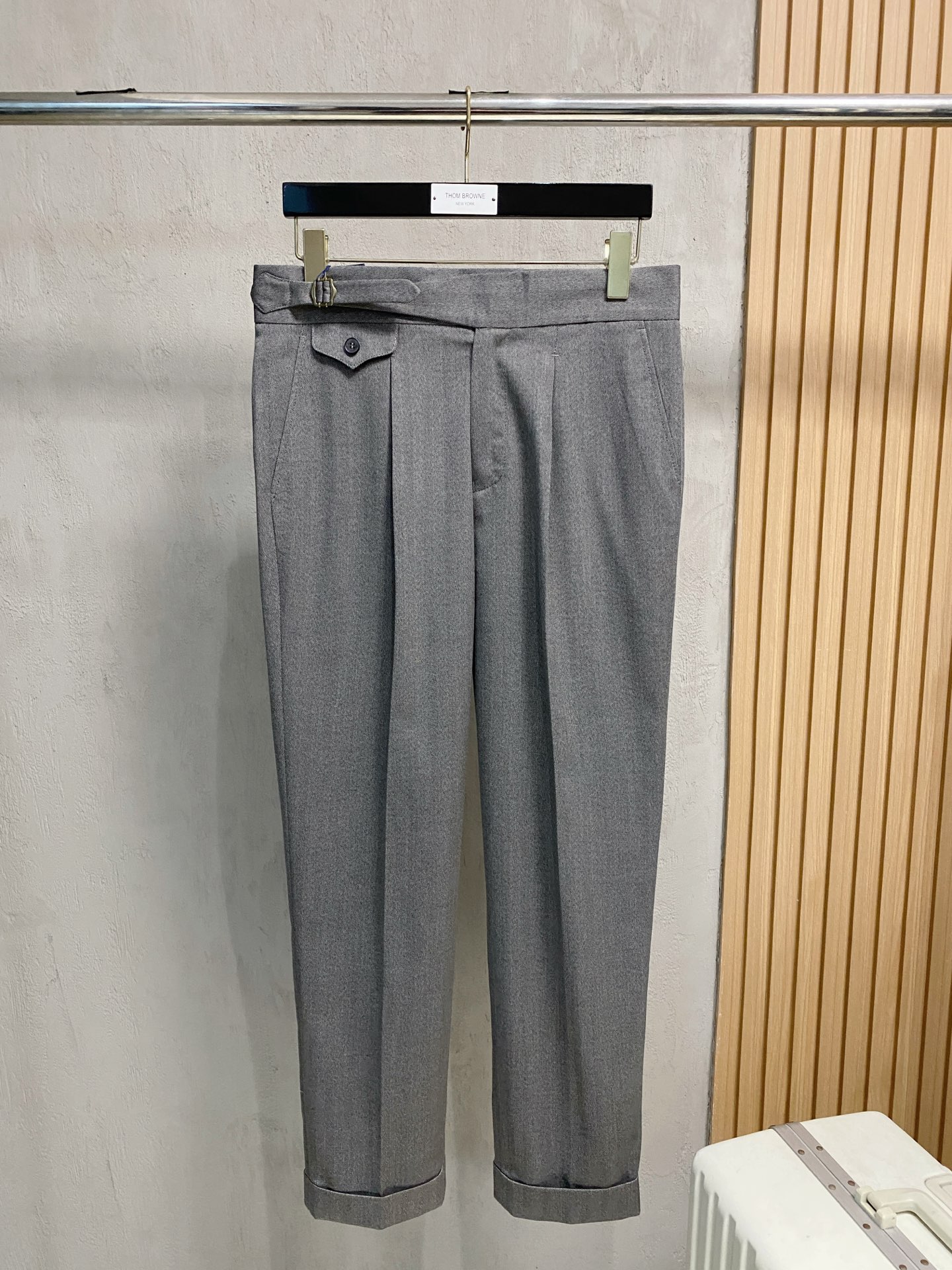 LV 休闲裤 西裤2025SS秋冬新款 高级定制裤子专用面料 定制原版五金 重工工艺打造 车工走线精细 