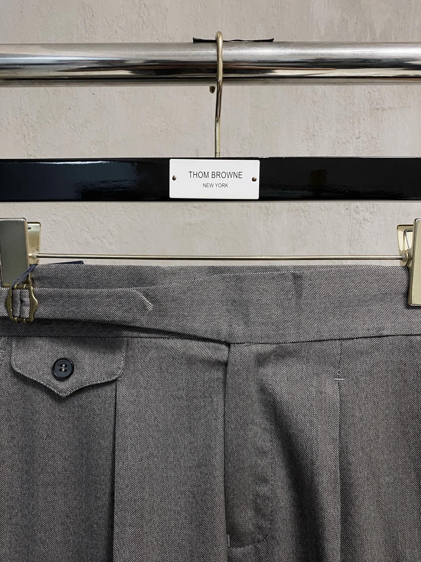 LV 休闲裤 西裤2025SS秋冬新款 高级定制裤子专用面料 定制原版五金 重工工艺打造 车工走线精细 