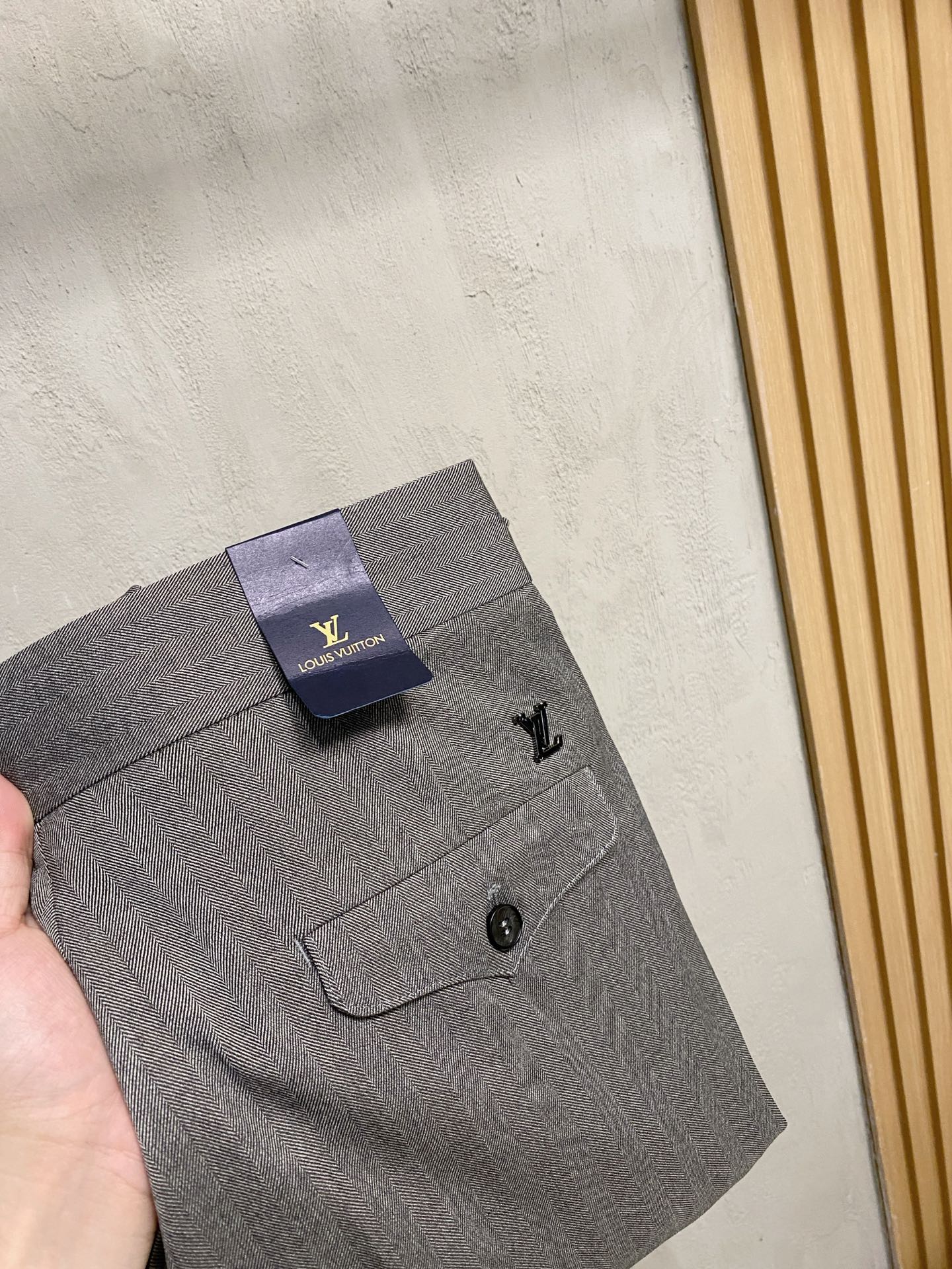 LV 休闲裤 西裤2025SS秋冬新款 高级定制裤子专用面料 定制原版五金 重工工艺打造 车工走线精细 