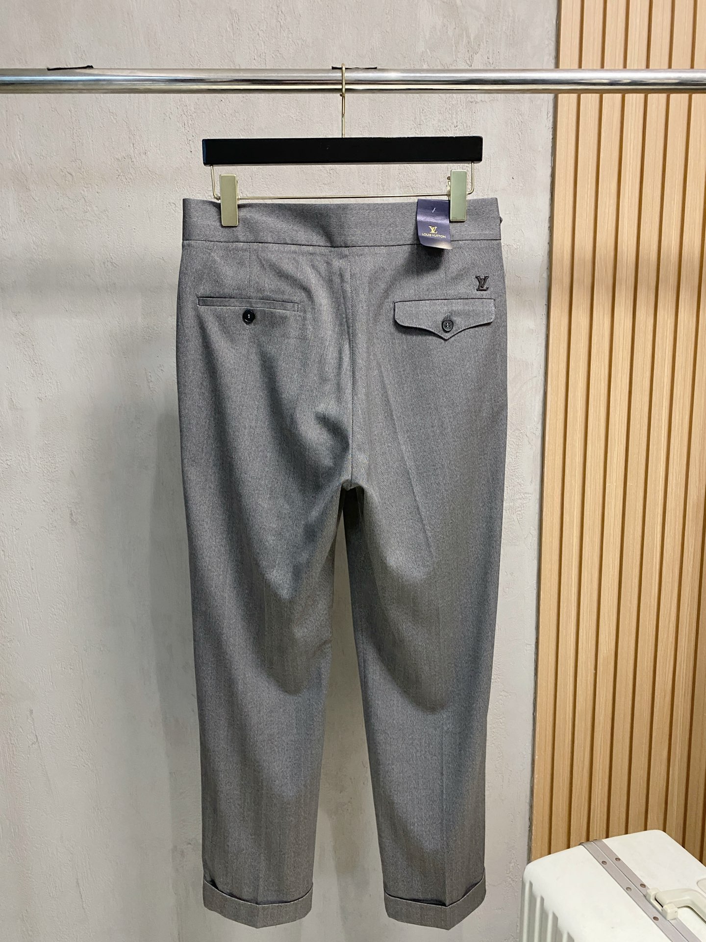 LV 休闲裤 西裤2025SS秋冬新款 高级定制裤子专用面料 定制原版五金 重工工艺打造 车工走线精细 