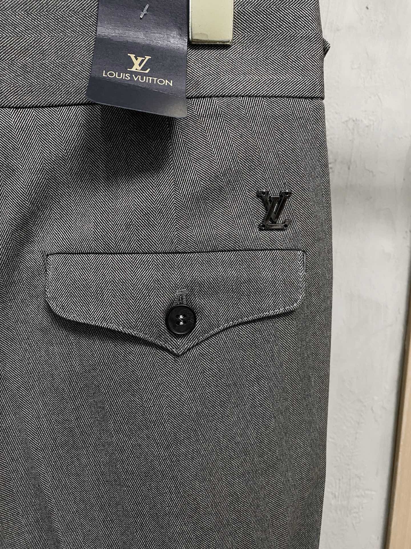 LV 休闲裤 西裤2025SS秋冬新款 高级定制裤子专用面料 定制原版五金 重工工艺打造 车工走线精细 