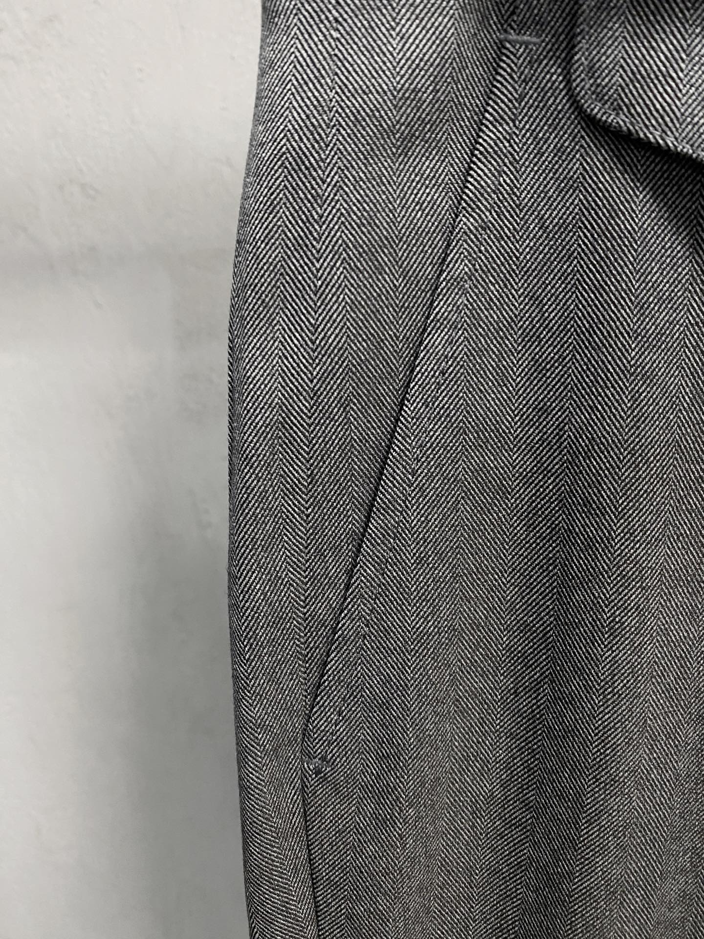 LV 休闲裤 西裤2025SS秋冬新款 高级定制裤子专用面料 定制原版五金 重工工艺打造 车工走线精细 