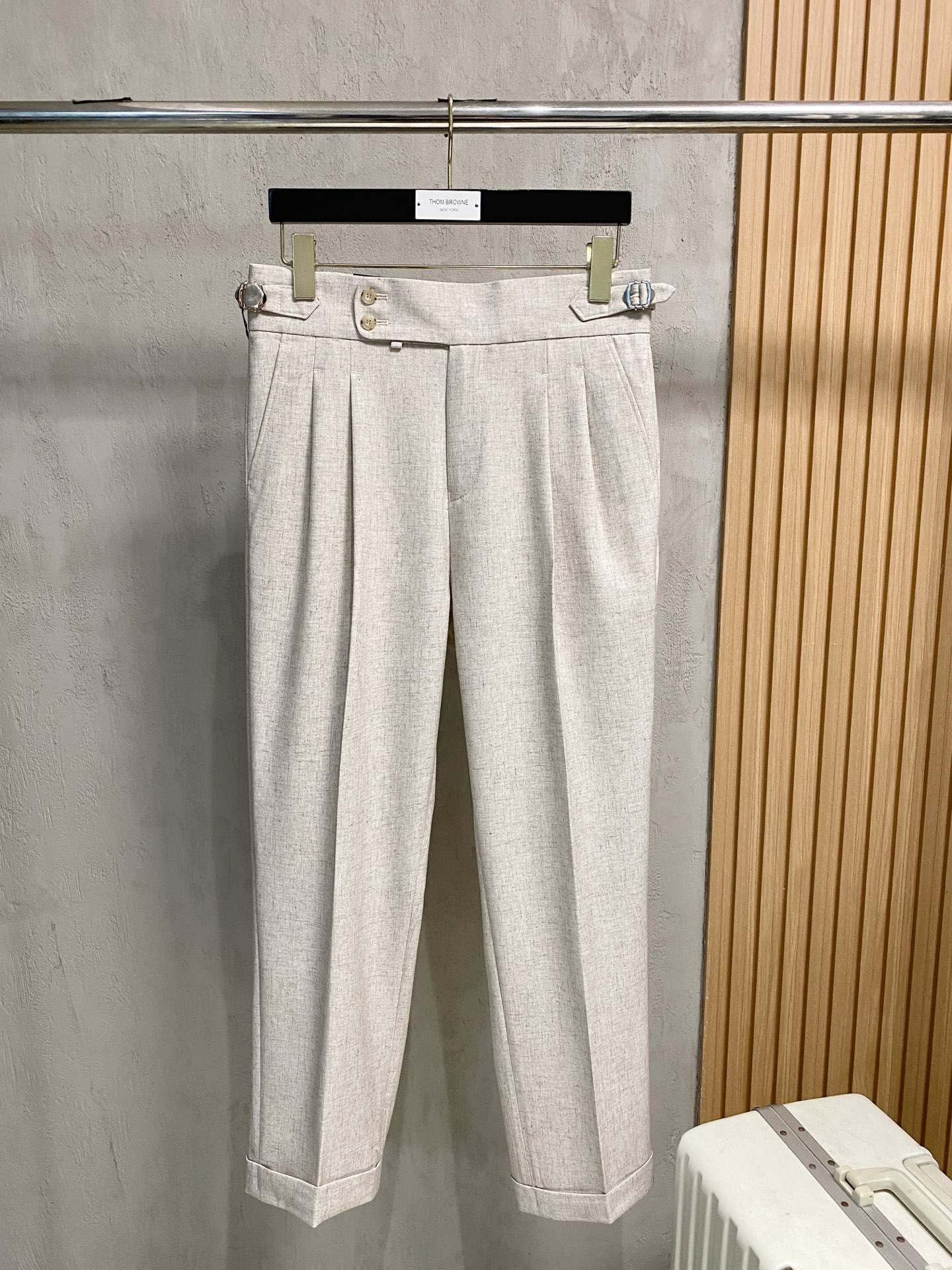 LV 休闲裤 西裤2025SS秋冬新款 高级定制裤子专用面料 定制原版五金 重工工艺打造 车工走线精细 