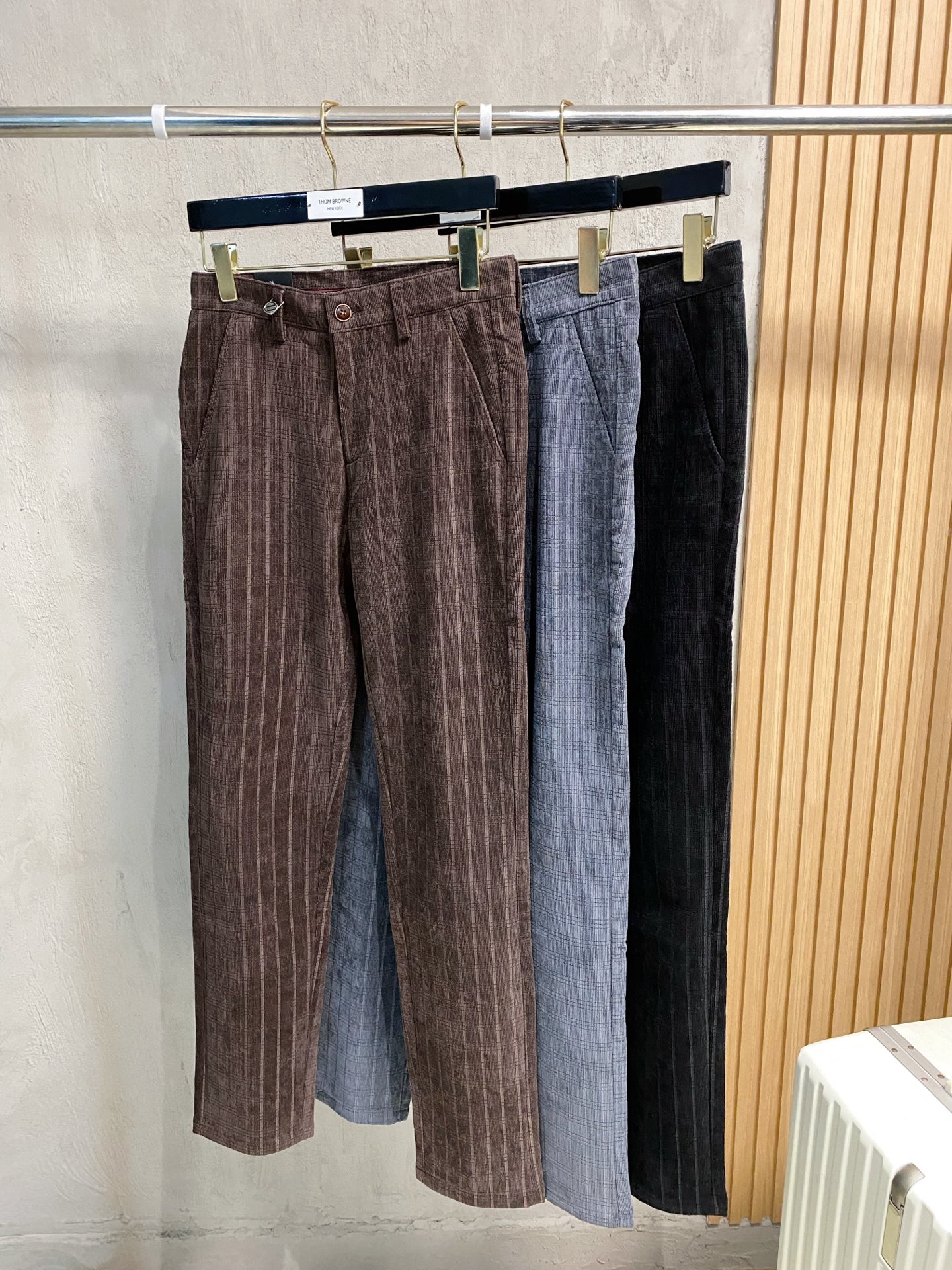 NO:571039,Ermenegildo Zegna's new arrivals, 2025 autumn and winter new products, are available at counters. The best casual pants counters in physical stores are original 1:1 good products, suitable for all ages. The highest version of European imported fabrics on the market. Comfortable, soft and skin-friendly, with super upper body effects, fashionable and versatile, straight and stylish, a wardrobe must-have!  Suitable for any occasion. Sizes: 29-38, zegna, alexander wang19860909杰尼亚 新款来袭2025秋冬新款新品 专柜有售 实体店极品休闲裤专柜原版1:1好货,适合各个年龄段.市场最高版本的欧洲进口面料.舒适柔软亲肤,上身效果超级棒时尚百搭,笔挺有型,衣橱必备！适合任何场合穿着 尺码:29-38,,zegna,alexander wang,Men's clothing