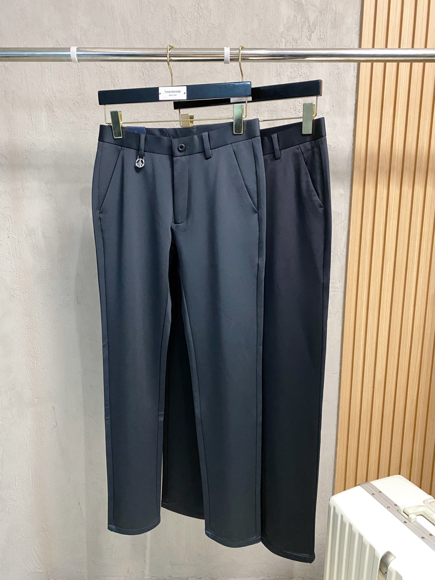 NO:571034,PRADA New arrivals 2025 autumn and winter new products are available at counters. The best casual pants counters in physical stores are original 1:1 good products, suitable for all ages. The highest version of European imported fabrics on the market. Comfortable, soft and skin-friendly, the upper body effect is super fashionable and versatile, straight and stylish, a wardrobe must-have!  Suitable for any occasion. Sizes: 29-38, prada, prada, alexander wang19860909PRADA 普拉达 新款来袭2025秋冬新款新品 专柜有售 实体店极品休闲裤专柜原版1:1好货,适合各个年龄段.市场最高版本的欧洲进口面料.舒适柔软亲肤,上身效果超级棒时尚百搭,笔挺有型,衣橱必备！适合任何场合穿着 尺码:29-38,,prada,prada,alexander wang,Men's clothing