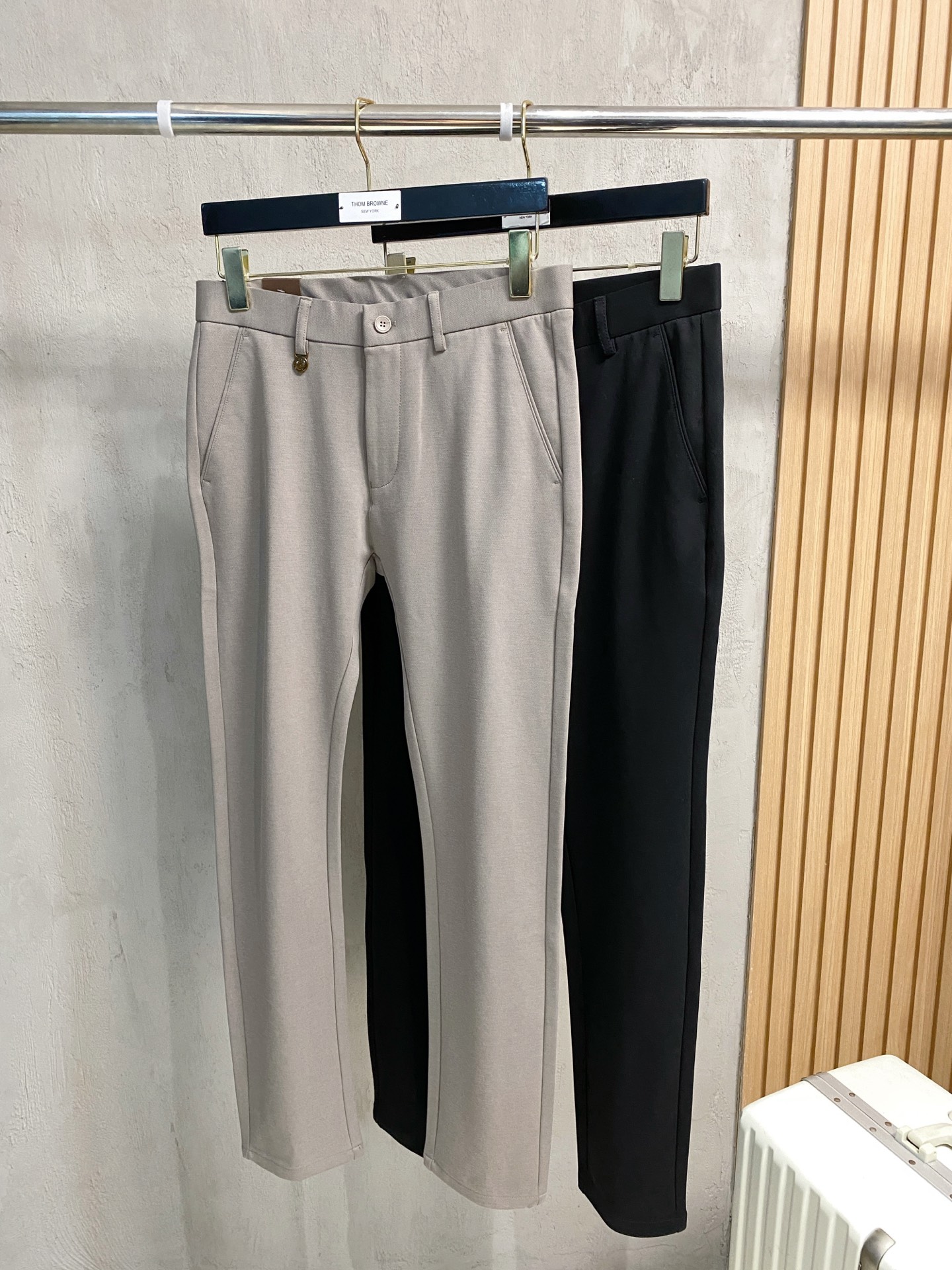 NO:571031,LV's new arrival, 2025 autumn and winter new products, are available at counters. The best casual pants counters in physical stores are original 1:1 good products, suitable for all ages. The highest version of European imported fabrics on the market. Comfortable, soft and skin-friendly, with super upper body effects, fashionable and versatile, straight and stylish, a wardrobe must-have!  Suitable for any occasion. Sizes: 29-38, louis vuitton, alexander wang19860909LV 新款来袭2025秋冬新款新品 专柜有售 实体店极品休闲裤专柜原版1:1好货,适合各个年龄段.市场最高版本的欧洲进口面料.舒适柔软亲肤,上身效果超级棒时尚百搭,笔挺有型,衣橱必备！适合任何场合穿着 尺码:29-38,,louis vuitton,alexander wang,Men's clothing