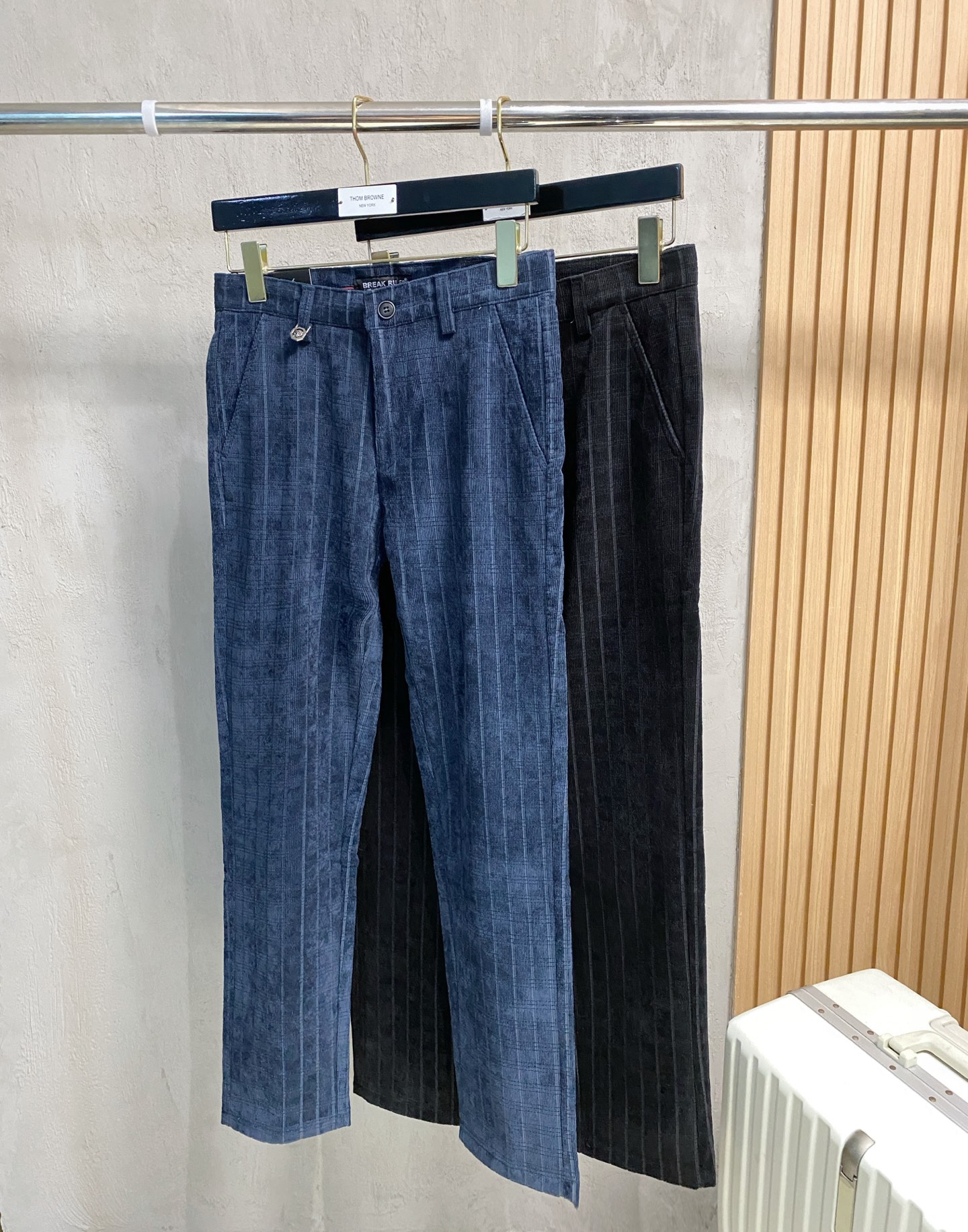 NO:571028,Versace's new arrival, 2025 autumn and winter new products, are available at counters. The best casual pants counters in physical stores are original 1:1 good products, suitable for all ages. The highest version of European imported fabrics on the market. Comfortable, soft and skin-friendly, with super upper body effects, fashionable and versatile, straight and stylish, a wardrobe must-have!  Suitable for any occasion. Sizes: 29-38, versace, alexander wang19860909范思哲 新款来袭2025秋冬新款新品 专柜有售 实体店极品休闲裤专柜原版1:1好货,适合各个年龄段.市场最高版本的欧洲进口面料.舒适柔软亲肤,上身效果超级棒时尚百搭,笔挺有型,衣橱必备！适合任何场合穿着 尺码:29-38,,versace,alexander wang,Men's clothing