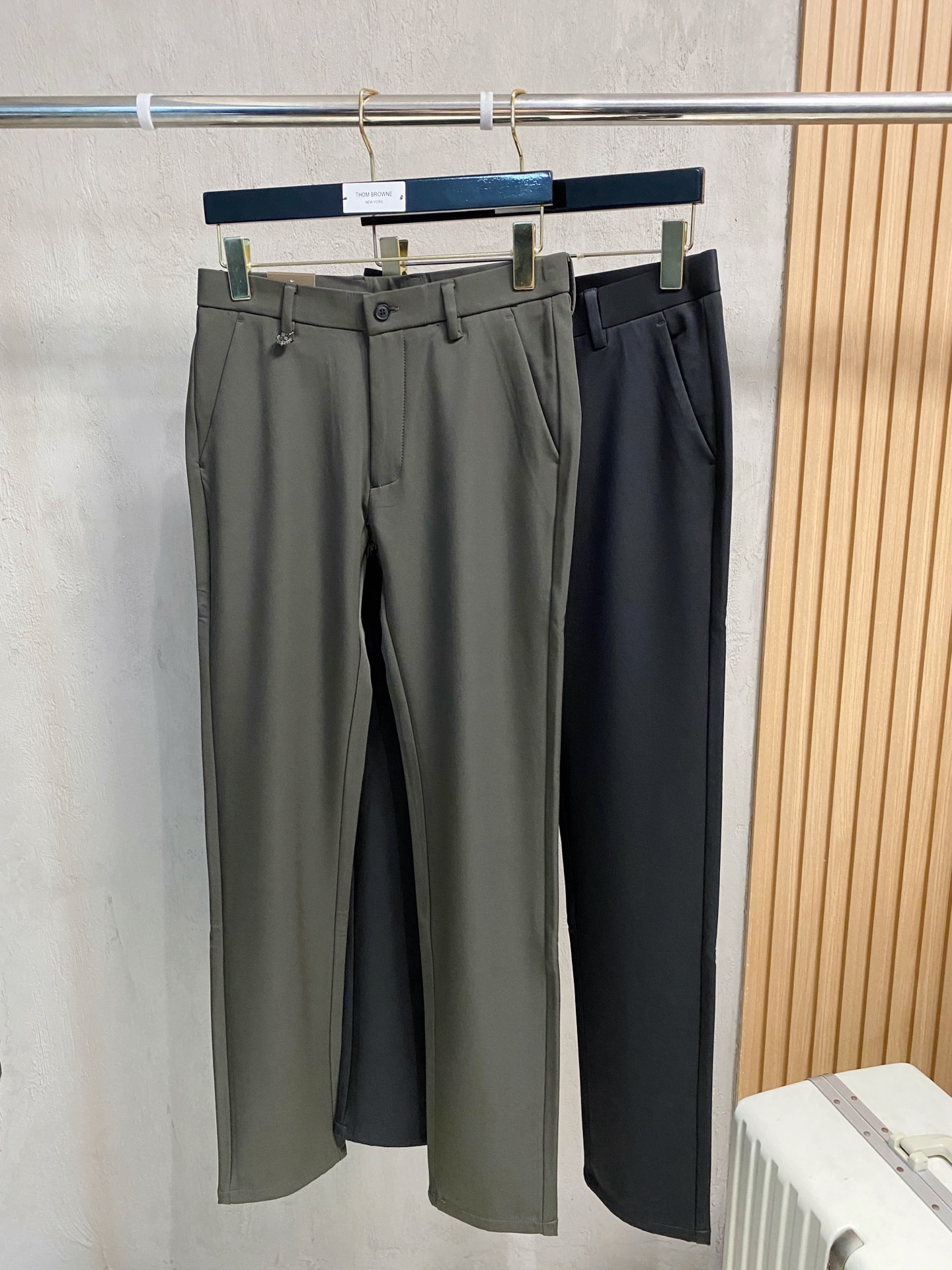 NO:571022,LP new arrival 2025 autumn and winter new products are available at counters. The best casual pants counters in physical stores are original 1:1 goods, suitable for all ages. The highest version of European imported fabrics on the market. Comfortable, soft and skin-friendly, with super upper body effect. Fashionable and versatile, straight and stylish, a wardrobe must-have!  Suitable for any occasion. Sizes: 29-38, loro piana, alexander wang19860909LP 新款来袭2025秋冬新款新品 专柜有售 实体店极品休闲裤专柜原版1:1好货,适合各个年龄段.市场最高版本的欧洲进口面料.舒适柔软亲肤,上身效果超级棒时尚百搭,笔挺有型,衣橱必备！适合任何场合穿着 尺码:29-38,,loro piana,alexander wang,Men's clothing