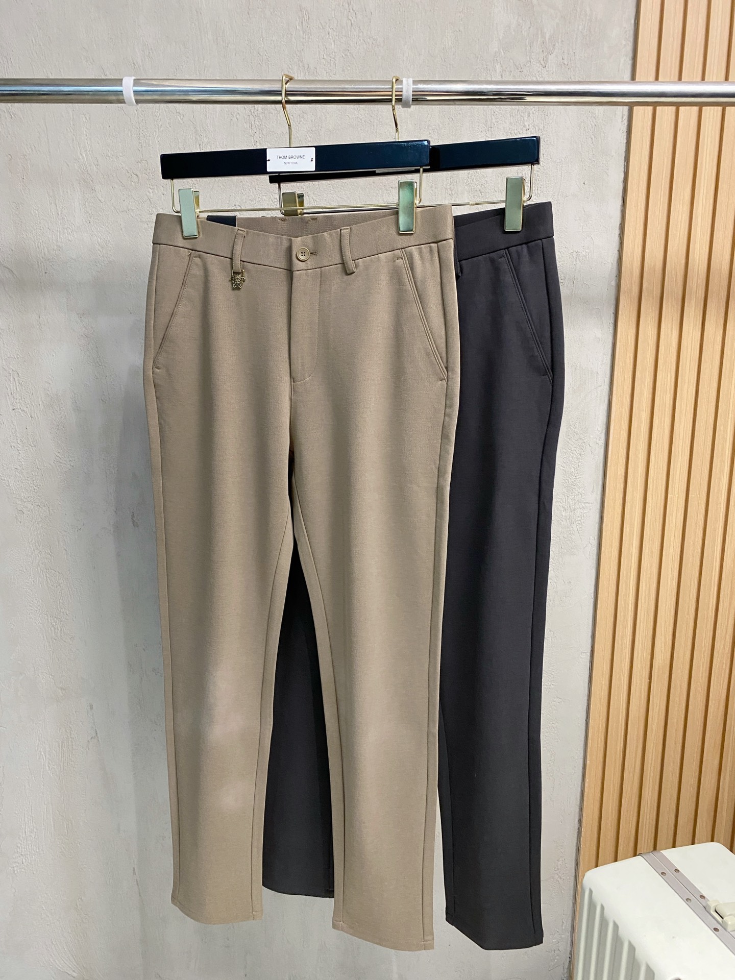 NO:571044,Versace's new arrival, 2025 autumn and winter new products, are available at counters. The best casual pants counters in physical stores are original 1:1 good products, suitable for all ages. The highest version of European imported fabrics on the market. Comfortable, soft and skin-friendly, with super upper body effects, fashionable and versatile, straight and stylish, a wardrobe must-have!  Suitable for any occasion. Sizes: 29-38, versace, alexander wang19860909范思哲 新款来袭2025秋冬新款新品 专柜有售 实体店极品休闲裤专柜原版1:1好货,适合各个年龄段.市场最高版本的欧洲进口面料.舒适柔软亲肤,上身效果超级棒时尚百搭,笔挺有型,衣橱必备！适合任何场合穿着 尺码:29-38,,versace,alexander wang,Men's clothing