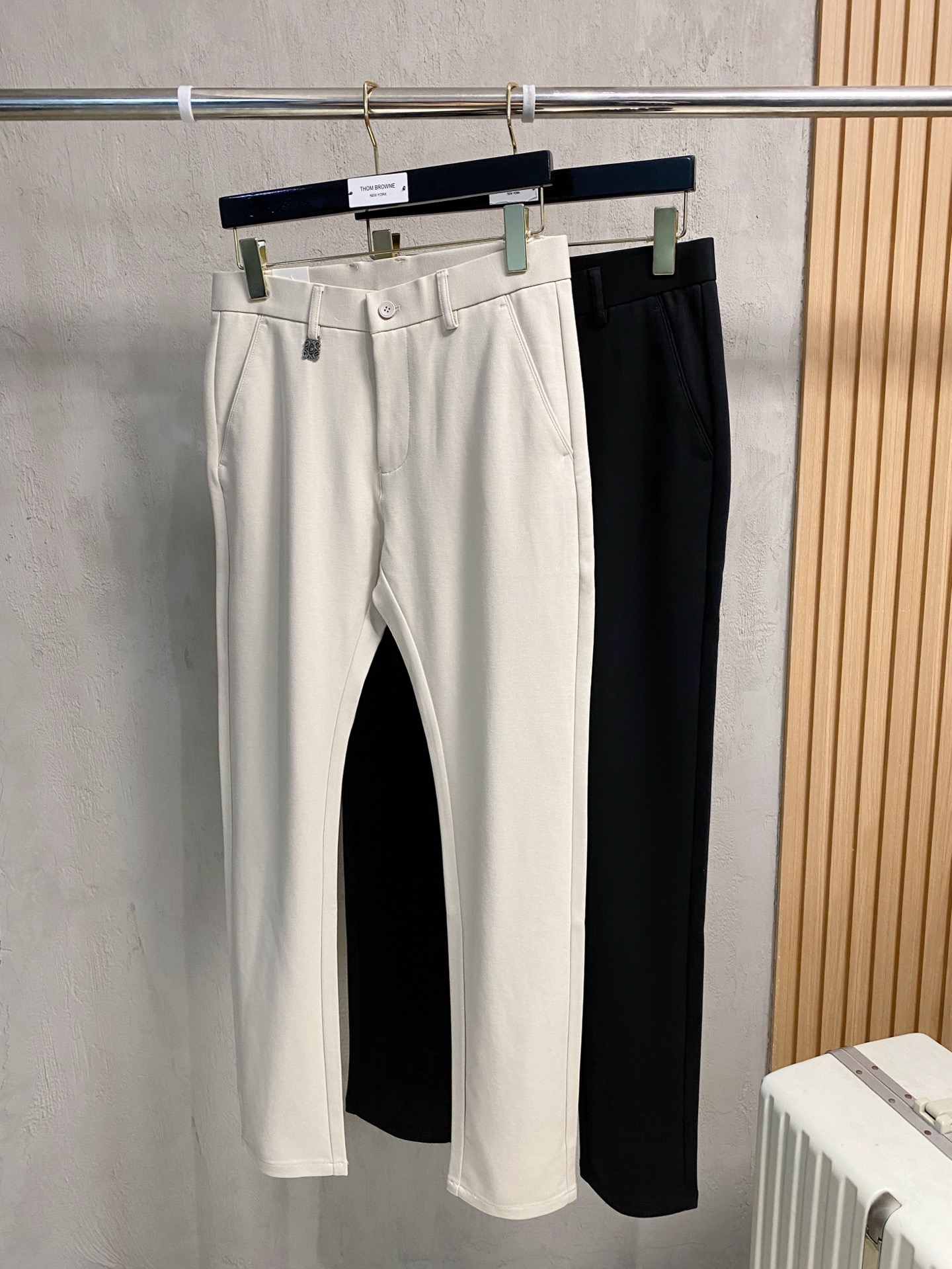 NO:571019,Luo Yiwei's new arrival 2025 autumn and winter new products are available at counters. The best casual pants counters in physical stores are original 1:1 good products, suitable for all ages. The highest version of European imported fabrics on the market. Comfortable, soft and skin-friendly, with super upper body effect, fashionable and versatile, straight and stylish, a wardrobe must-have!  Suitable for any occasion. Size: 29-38, loewe, alexander wang19860909罗意威 新款来袭2025秋冬新款新品 专柜有售 实体店极品休闲裤专柜原版1:1好货,适合各个年龄段.市场最高版本的欧洲进口面料.舒适柔软亲肤,上身效果超级棒时尚百搭,笔挺有型,衣橱必备！适合任何场合穿着 尺码:29-38,,loewe,alexander wang,Men's clothing