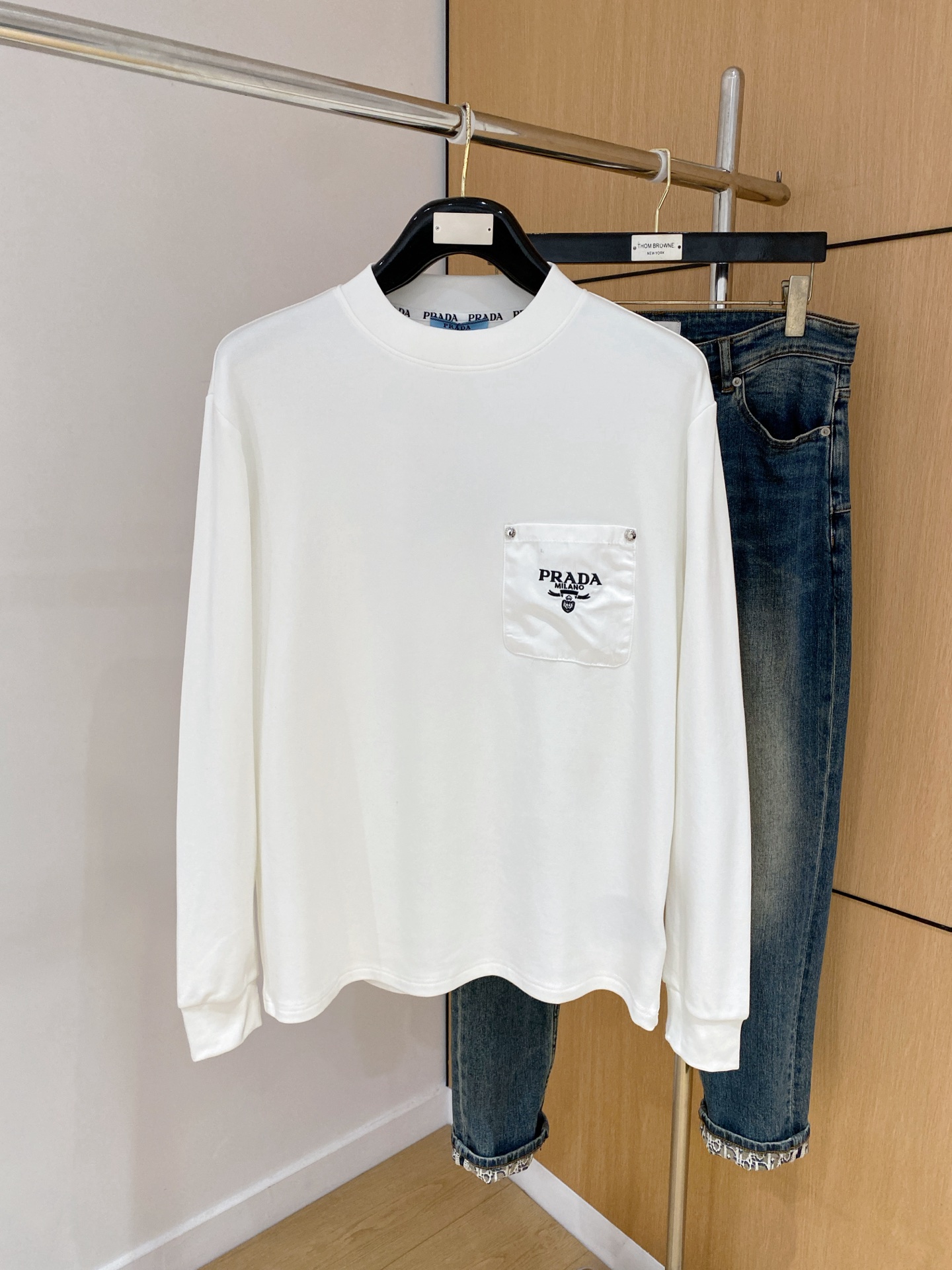 NO:729015,[Supports replacement after the year] Prada 25ss autumn [new product] new trade order round neck long-sleeved bottoming shirt!  Long-sleeved T-shirt internet celebrity style!  The upper body is comfortable and breathable, not stiff, and has a rich three-dimensional feel overall. It is a quality export order that meets the simple needs of commuters for dressing. The upper body effect is very good, slimming, and not picky about the figure. The fabric workmanship... is impeccable. Good workmanship and good fabrics can make you wear a good taste. It is a must-have item. Size S-2XL, prada, tees, t-shirt,19860909【支持年后退换】普拉达25ss秋季【新品】新款贸易订单圆领长袖打底衫！长袖T恤网红款！上身舒适透气,不僵硬,整体有着丰富的立体感,品质出口订单,满足通勤人们对于着装的简约需求,上身效果很好,显瘦,不挑剔身材.面料做工....无可挑剔,好工艺好面料才能穿出好品味一款,人手必备单品 码数S-2XL,,prada,tees，t-shirt,,Men's clothing