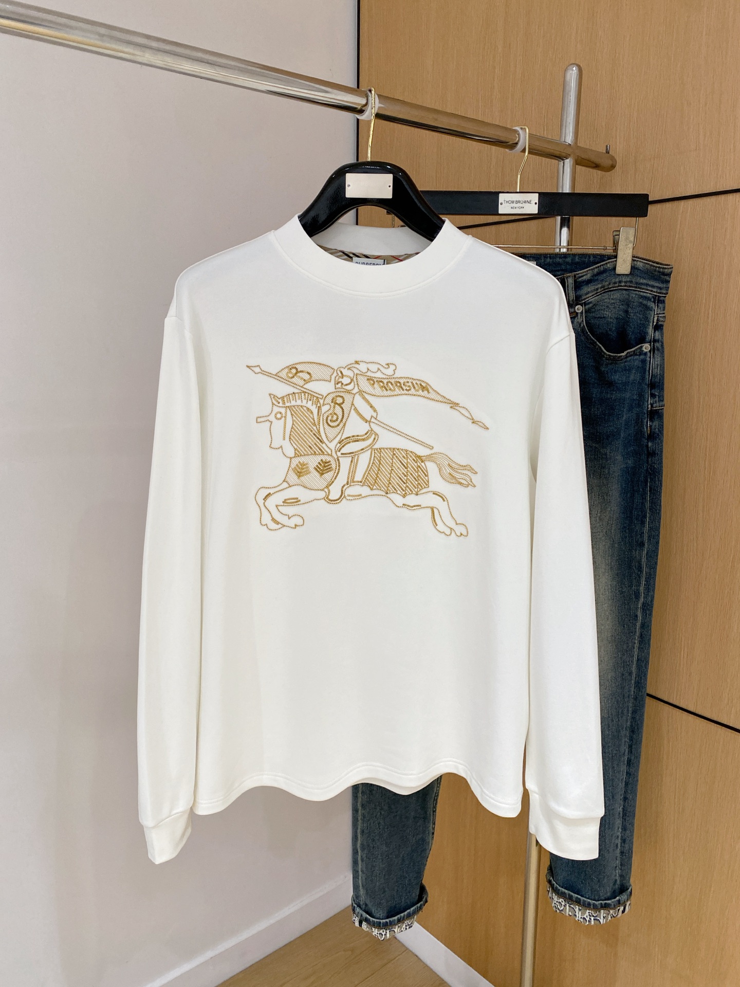 NO:728985,[Supports exchange after the year] Burberry 25ss autumn [new product] new trade order round neck long-sleeved bottoming shirt!  Long-sleeved T-shirt internet celebrity style!  The upper body is comfortable and breathable, not stiff, and the whole body has a rich three-dimensional sense. It is a quality export order that meets the simple needs of commuters for dressing. The upper body effect is very good, slimming, and not picky about the figure. The fabric workmanship... is impeccable. Only good craftsmanship and good fabrics can make you wear a good taste. A must-have item. Size S-2XL, burberry, tees, t-shirt,19860909【支持年后退换】巴宝莉25ss秋季【新品】新款贸易订单圆领长袖打底衫！长袖T恤网红款！上身舒适透气,不僵硬,整体有着丰富的立体感,品质出口订单,满足通勤人们对于着装的简约需求,上身效果很好,显瘦,不挑剔身材.面料做工....无可挑剔,好工艺好面料才能穿出好品味一款,人手必备单品 码数S-2XL,,burberry,tees，t-shirt,,Men's clothing