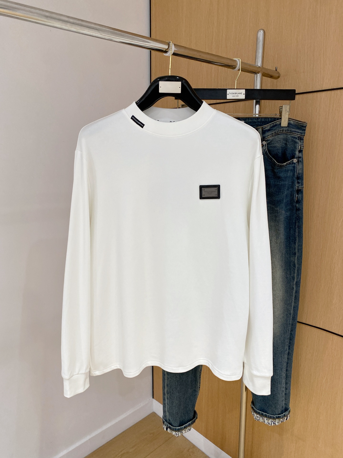 NO:728994,[Supports exchange after the year] Dolce & Gabbana 25ss Autumn [New Product] New trade order round neck long-sleeved bottoming shirt!  Long-sleeved T-shirt internet celebrity style!  The upper body is comfortable and breathable, not stiff, and has a rich three-dimensional feel overall. It is a quality export order that meets the simple needs of commuters. The upper body effect is very good, slimming, and not picky about the figure. The fabric workmanship... is impeccable. Only good craftsmanship and good fabrics can make you wear a good taste. A must-have item. Size S-2XL, Dolce&Gabbana, tees, t-shirt,19860909【支持年后退换】杜嘉班纳25ss秋季【新品】新款贸易订单圆领长袖打底衫！长袖T恤网红款！上身舒适透气,不僵硬,整体有着丰富的立体感,品质出口订单,满足通勤人们对于着装的简约需求,上身效果很好,显瘦,不挑剔身材.面料做工....无可挑剔,好工艺好面料才能穿出好品味一款,人手必备单品 码数S-2XL,,Dolce&Gabbana,tees，t-shirt,,Men's clothing