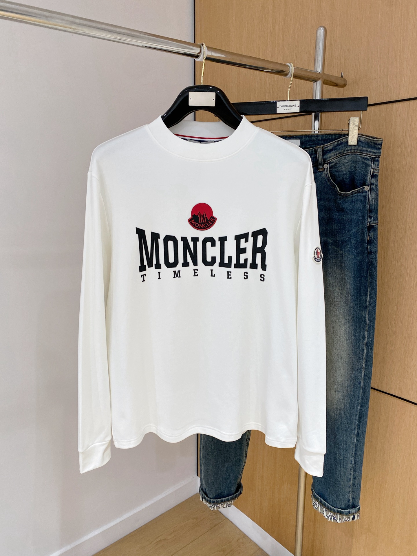 NO:729023,[Supports replacement after the new year] Masked 25ss Autumn [New Product] New trade order round neck long-sleeved bottoming shirt!  Long-sleeved T-shirt internet celebrity style!  The upper body is comfortable and breathable, not stiff, and the whole body has a rich three-dimensional sense. It is a quality export order that meets the simple needs of commuters for dressing. The upper body effect is very good, slimming, and not picky about the figure. The fabric workmanship... is impeccable. Only good craftsmanship and good fabrics can make you wear a good taste. A must-have item. Size S-2XL, Moncler, tees, t-shirt,19860909【支持年后退换】蒙口25ss秋季【新品】新款贸易订单圆领长袖打底衫！长袖T恤网红款！上身舒适透气,不僵硬,整体有着丰富的立体感,品质出口订单,满足通勤人们对于着装的简约需求,上身效果很好,显瘦,不挑剔身材.面料做工....无可挑剔,好工艺好面料才能穿出好品味一款,人手必备单品 码数S-2XL,,Moncler,tees，t-shirt,,Men's clothing