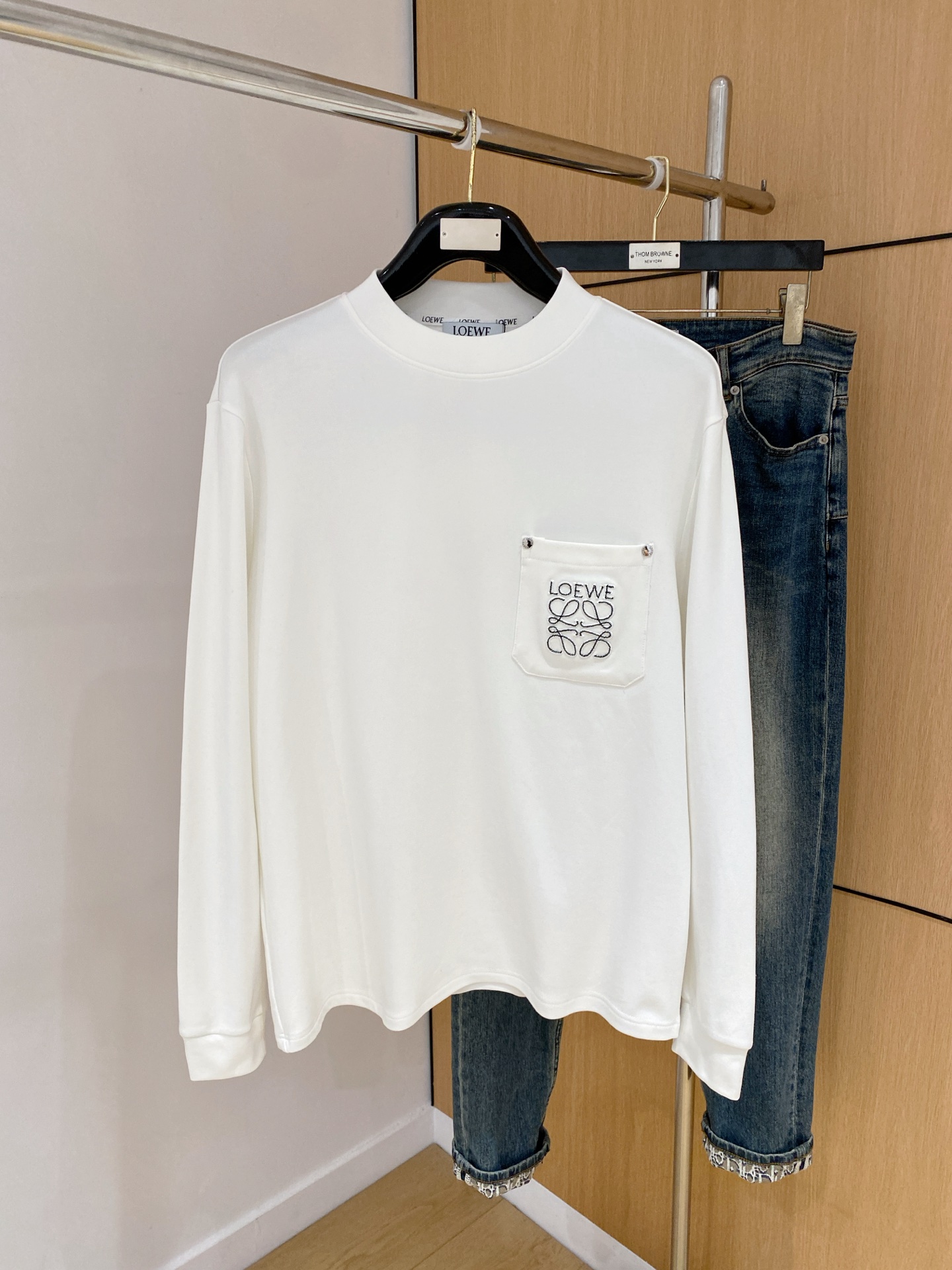 NO:729002,[Supports replacement after the year] Loewe 25ss autumn [new product] new trade order round neck long-sleeved bottoming shirt!  Long-sleeved T-shirt internet celebrity style!  The upper body is comfortable and breathable, not stiff, and the whole body has a rich three-dimensional sense. It is a quality export order that meets the simple needs of commuters for dressing. The upper body effect is very good, slimming, and not picky about the figure. The fabric workmanship... is impeccable. Only good craftsmanship and good fabrics can make you wear a good taste. A must-have item. Size S-2XL, loewe, tees, t-shirt,19860909【支持年后退换】罗意威25ss秋季【新品】新款贸易订单圆领长袖打底衫！长袖T恤网红款！上身舒适透气,不僵硬,整体有着丰富的立体感,品质出口订单,满足通勤人们对于着装的简约需求,上身效果很好,显瘦,不挑剔身材.面料做工....无可挑剔,好工艺好面料才能穿出好品味一款,人手必备单品 码数S-2XL,,loewe,tees，t-shirt,,Men's clothing