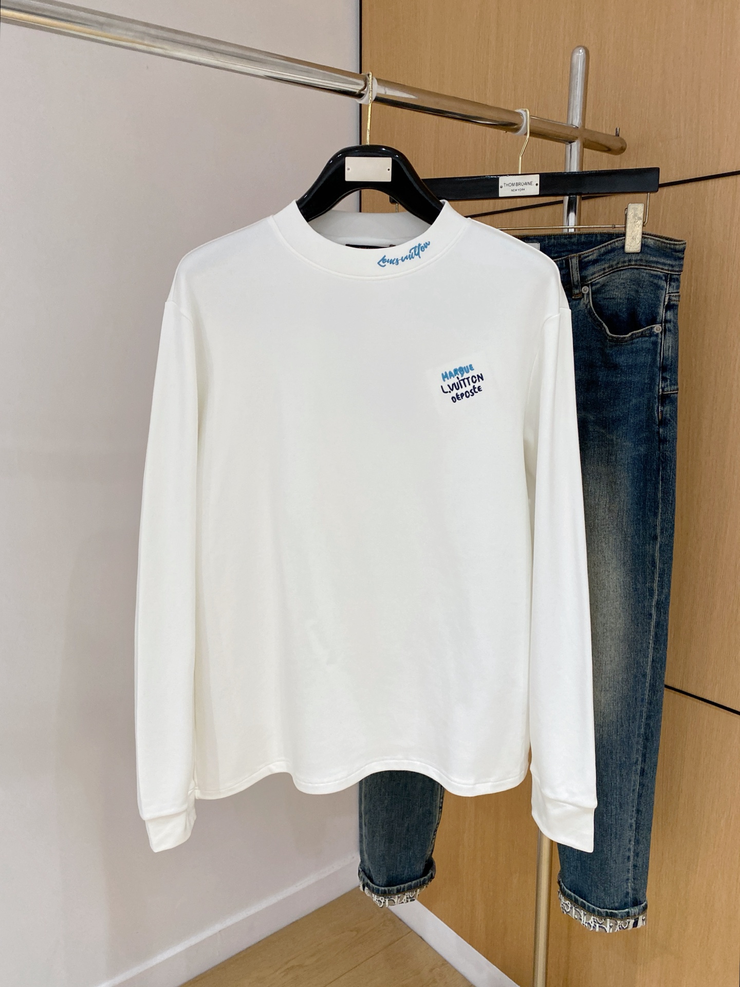 NO:729007,[Supports exchange after the year] LV 25ss autumn [new product] new trade order round neck long-sleeved bottoming shirt!  Long-sleeved T-shirt internet celebrity style!  The upper body is comfortable and breathable, not stiff, and has a rich three-dimensional sense. It is a quality export order that meets the simple needs of commuters. The upper body effect is very good, slimming, and not picky about the figure. The fabric workmanship... is impeccable. Only good craftsmanship and good fabrics can make you wear a good taste. A must-have item. Size S-2XL, Louis Vuitton, tees, t-shirt,19860909【支持年后退换】 LV 25ss秋季【新品】新款贸易订单圆领长袖打底衫！长袖T恤网红款！上身舒适透气,不僵硬,整体有着丰富的立体感,品质出口订单,满足通勤人们对于着装的简约需求,上身效果很好,显瘦,不挑剔身材.面料做工....无可挑剔,好工艺好面料才能穿出好品味一款,人手必备单品 码数S-2XL,,louis vuitton,tees，t-shirt,,Men's clothing