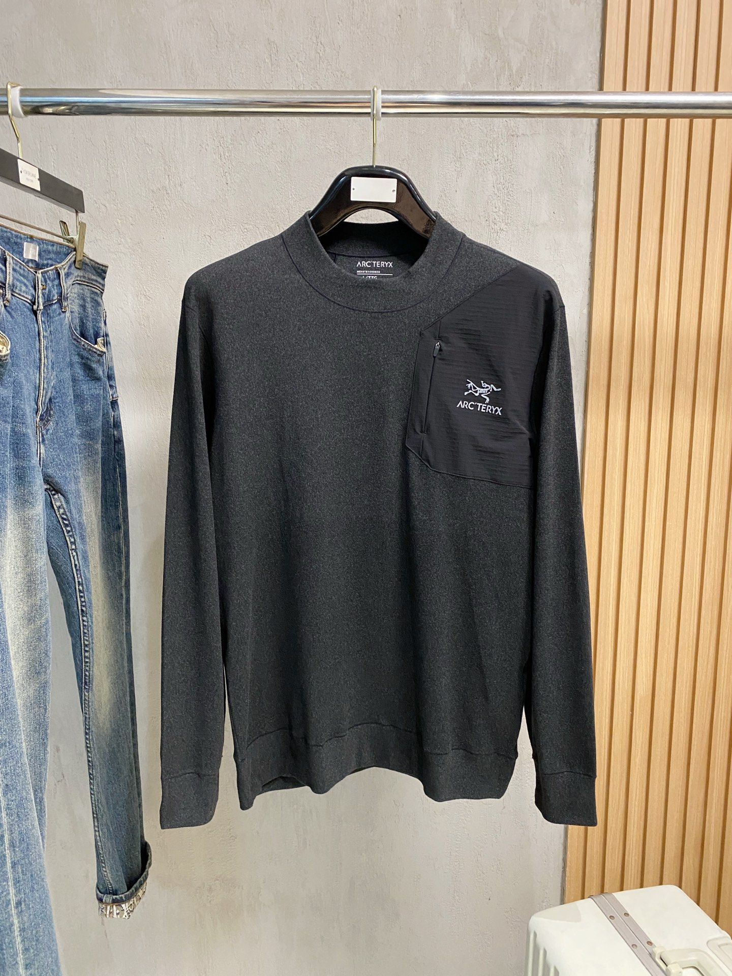 NO:601379,Arc'teryx 25ss early autumn [new product] round neck bottoming shirt is popular for single wear sweatshirt. Ultra-avant-garde design style, delicate and comfortable, very light and not easy to wrinkle. Multiple craftsmanship. The overall design is quite visual, the upper body is casual and stylish, and has a certain degree of stiffness. It is definitely recommended for the temperament that is at the forefront of fashion. It is a must-have for urban leisure. Size M-4XL, arc'teryx, hoodie, sweatshirts, alexander wang19860909始祖鸟 25ss早秋【新品】圆领打底衫单穿卫衣爆款 超前卫设计风格 细腻舒适 穿着非常轻便不易起皱.多重重工艺 整体的设计颇具视觉感,上身休闲有型,有一定的挺括度,绝对走在时尚最尖端的气质感推荐,都市休闲必备.码数M-4XL,arc'teryx,hoodie,sweatshirts,alexander wang,Men's clothing