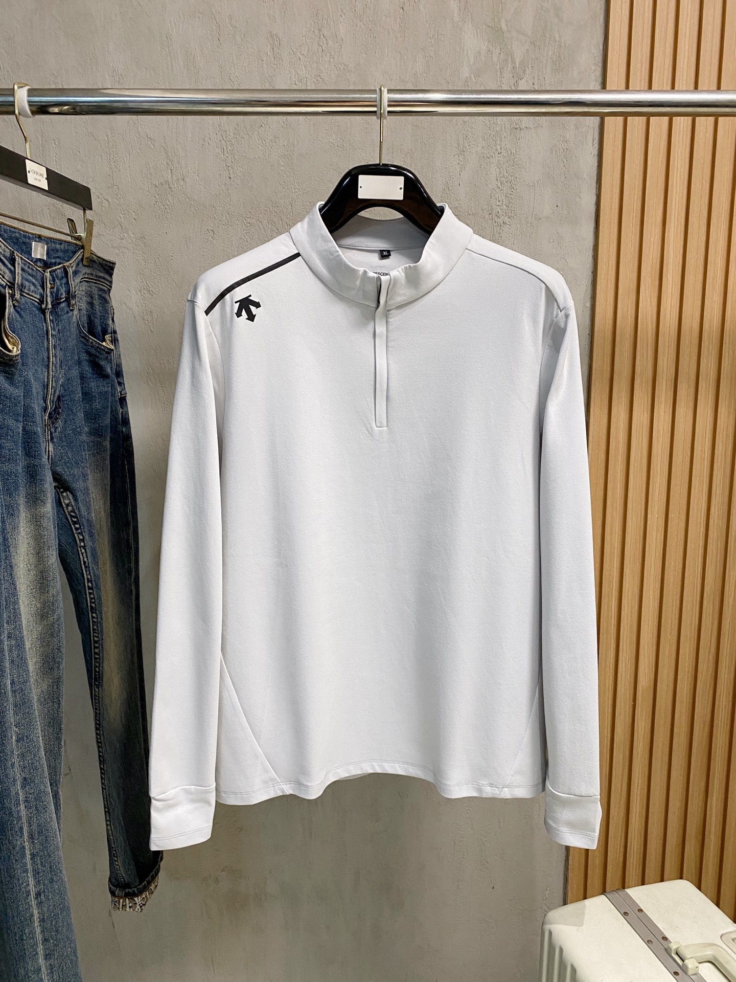 NO:601370,Descente 25ss early autumn [new product] round neck bottoming shirt is popular for single-wear sweatshirts. Ultra-avant-garde design style, delicate and comfortable, very light and not easy to wrinkle. Multiple craftsmanship. The overall design is quite visual, the upper body is casual and stylish, and has a certain degree of stiffness. It is definitely recommended for the temperament that is at the forefront of fashion. It is a must-have for urban leisure. Size M-4XL, hoodie, sweatshirts, alexander wang19860909迪桑特 25ss早秋【新品】圆领打底衫单穿卫衣爆款 超前卫设计风格 细腻舒适 穿着非常轻便不易起皱.多重重工艺 整体的设计颇具视觉感,上身休闲有型,有一定的挺括度,绝对走在时尚最尖端的气质感推荐,都市休闲必备.码数M-4XL,,hoodie,sweatshirts,alexander wang,Men's clothing