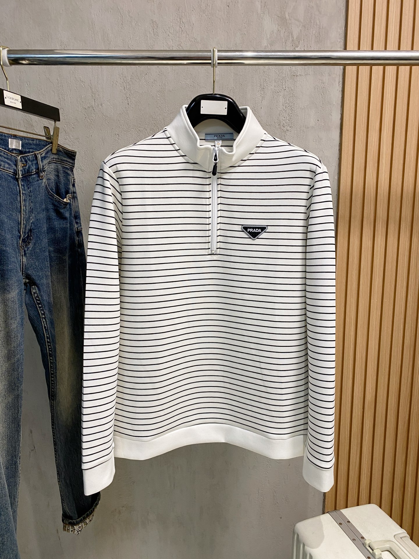 NO:601376,Prada 25ss early autumn [new product] round neck bottoming shirt is popular for single-wear sweatshirts. Ultra-avant-garde design style. Delicate and comfortable. Very light and not easy to wrinkle. Multiple craftsmanship. The overall design is quite visual. The upper body is casual and stylish, with a certain degree of stiffness. It is definitely recommended for the temperament that is at the forefront of fashion. It is a must-have for urban leisure. Size M-4XL, prada, hoodie, sweatshirts, alexander wang19860909普拉达 25ss早秋【新品】圆领打底衫单穿卫衣爆款 超前卫设计风格 细腻舒适 穿着非常轻便不易起皱.多重重工艺 整体的设计颇具视觉感,上身休闲有型,有一定的挺括度,绝对走在时尚最尖端的气质感推荐,都市休闲必备.码数M-4XL,,prada,hoodie,sweatshirts,alexander wang,Men's clothing