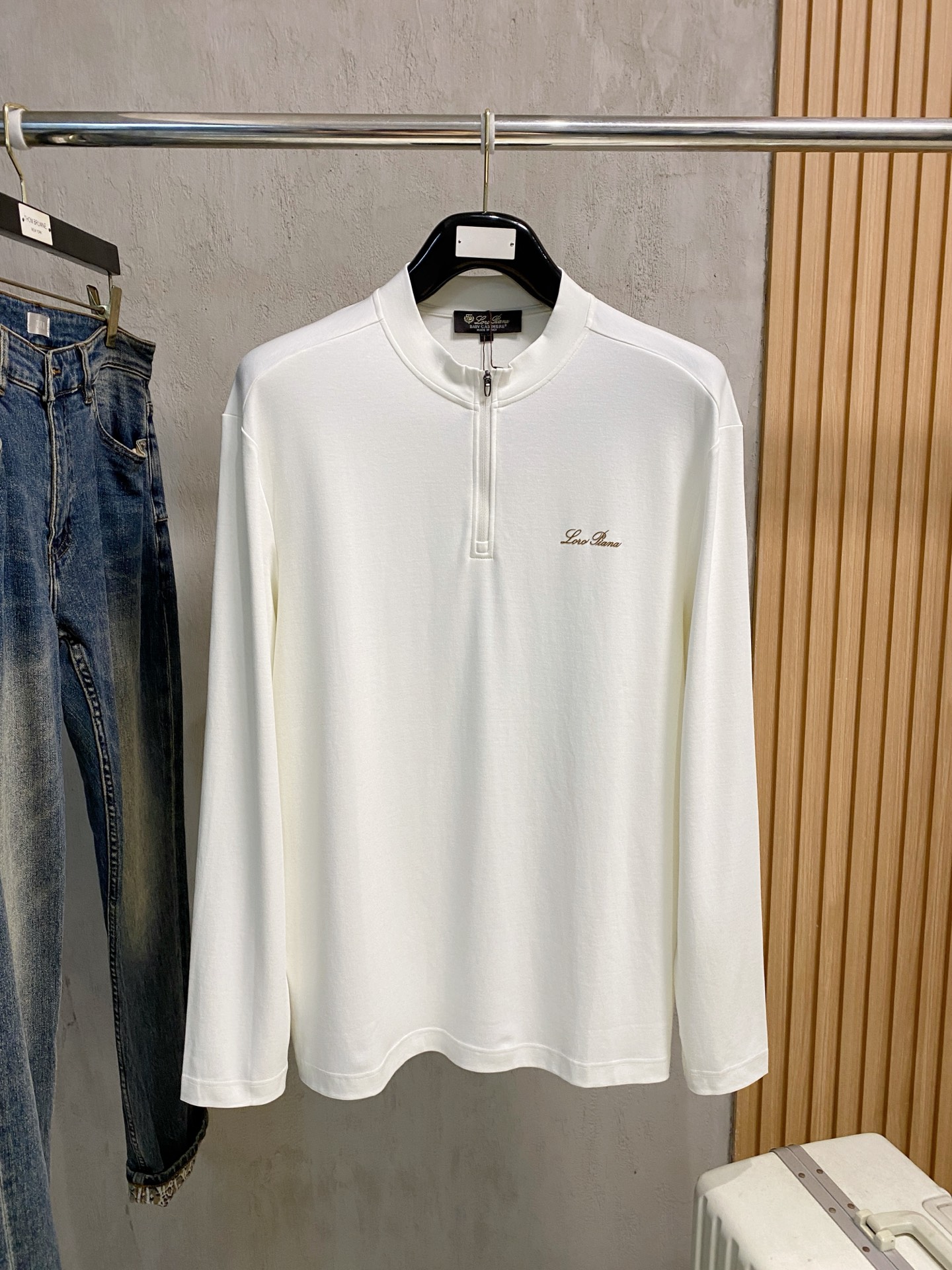 NO:601373,Lss early autumn [new product] round neck bottoming shirt is popular for single-wear sweatshirts. Ultra-avant-garde design style. Delicate and comfortable. Very light and not easy to wrinkle. Multiple craftsmanship. The overall design is quite visual. The upper body is casual and stylish, with a certain degree of stiffness. It is definitely recommended for the temperament that is at the forefront of fashion. It is a must-have for urban leisure. Size M-4XL, hoodie, sweatshirts, alexander wang19860909Lss早秋【新品】圆领打底衫单穿卫衣爆款 超前卫设计风格 细腻舒适 穿着非常轻便不易起皱.多重重工艺 整体的设计颇具视觉感,上身休闲有型,有一定的挺括度,绝对走在时尚最尖端的气质感推荐,都市休闲必备.码数M-4XL,,hoodie,sweatshirts,alexander wang,Men's clothing