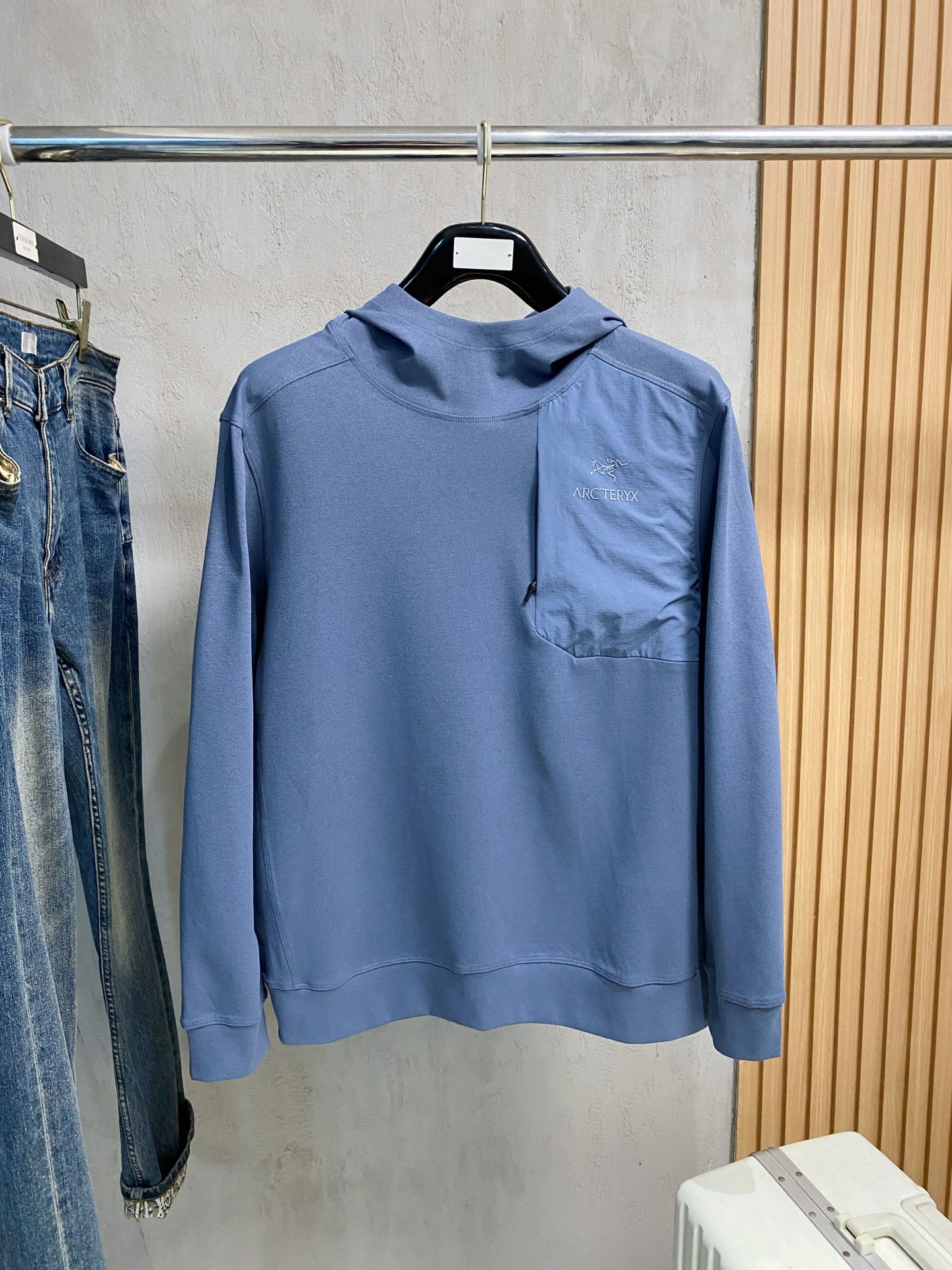 NO:601396,Arc'teryx 25ss early autumn [new product] round neck bottoming shirt is popular for single wear sweatshirt. Ultra-avant-garde design style, delicate and comfortable, very light and not easy to wrinkle. Multiple craftsmanship. The overall design is quite visual, the upper body is casual and stylish, and has a certain degree of stiffness. It is definitely recommended for the temperament that is at the forefront of fashion. It is a must-have for urban leisure. Size M-4XL, arc'teryx, hoodie, sweatshirts, alexander wang19860909始祖鸟 25ss早秋【新品】圆领打底衫单穿卫衣爆款 超前卫设计风格 细腻舒适 穿着非常轻便不易起皱.多重重工艺 整体的设计颇具视觉感,上身休闲有型,有一定的挺括度,绝对走在时尚最尖端的气质感推荐,都市休闲必备.码数M-4XL,arc'teryx,hoodie,sweatshirts,alexander wang,Men's clothing