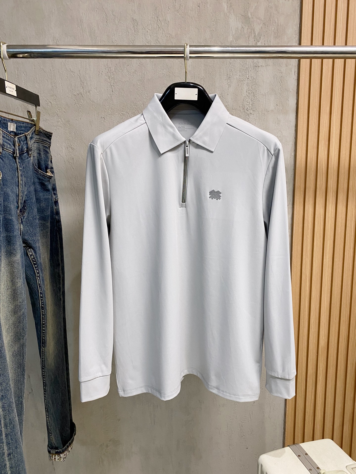 NO:601393,Kolon 25ss early autumn [new product] round neck bottoming shirt is popular for single-wear sweatshirts. Ultra-avant-garde design style. Delicate and comfortable. Very light and not easy to wrinkle. Multiple craftsmanship. The overall design is quite visual. The upper body is casual and stylish, with a certain degree of stiffness. It is definitely recommended for the temperament that is at the forefront of fashion. It is a must-have for urban leisure. Size M-4XL, hoodie, sweatshirts, alexander wang19860909可隆 25ss早秋【新品】圆领打底衫单穿卫衣爆款 超前卫设计风格 细腻舒适 穿着非常轻便不易起皱.多重重工艺 整体的设计颇具视觉感,上身休闲有型,有一定的挺括度,绝对走在时尚最尖端的气质感推荐,都市休闲必备.码数M-4XL,,hoodie,sweatshirts,alexander wang,Men's clothing