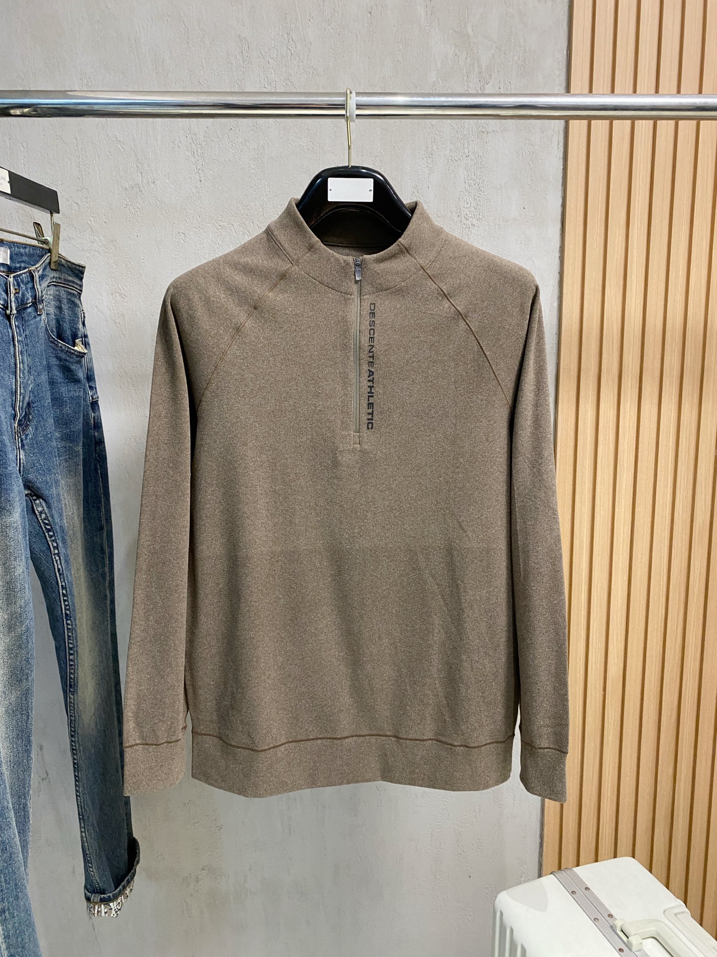 NO:601390,Descente 25ss early autumn [new product] round neck bottoming shirt is popular for single-wear sweatshirts. Ultra-avant-garde design style, delicate and comfortable, very light and not easy to wrinkle. Multiple craftsmanship. The overall design is quite visual, the upper body is casual and stylish, and has a certain degree of stiffness. It is definitely recommended for the temperament that is at the forefront of fashion. It is a must-have for urban leisure. Size M-4XL, hoodie, sweatshirts, alexander wang19860909迪桑特25ss早秋【新品】圆领打底衫单穿卫衣爆款 超前卫设计风格 细腻舒适 穿着非常轻便不易起皱.多重重工艺 整体的设计颇具视觉感,上身休闲有型,有一定的挺括度,绝对走在时尚最尖端的气质感推荐,都市休闲必备.码数M-4XL,,hoodie,sweatshirts,alexander wang,Men's clothing