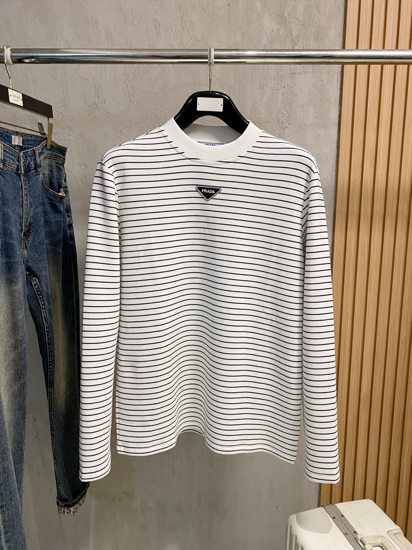 NO:601382,Prada 25ss early autumn [new product] round neck bottoming shirt is popular for single-wear sweatshirts. Ultra-avant-garde design style. Delicate and comfortable. Very light and not easy to wrinkle. Multiple craftsmanship. The overall design is quite visual. The upper body is casual and stylish, with a certain degree of stiffness. It is definitely recommended for the temperament that is at the forefront of fashion. It is a must-have for urban leisure. Size M-4XL, prada, hoodie, sweatshirts, alexander wang19860909普拉达 25ss早秋【新品】圆领打底衫单穿卫衣爆款 超前卫设计风格 细腻舒适 穿着非常轻便不易起皱.多重重工艺 整体的设计颇具视觉感,上身休闲有型,有一定的挺括度,绝对走在时尚最尖端的气质感推荐,都市休闲必备.码数M-4XL,,prada,hoodie,sweatshirts,alexander wang,Men's clothing