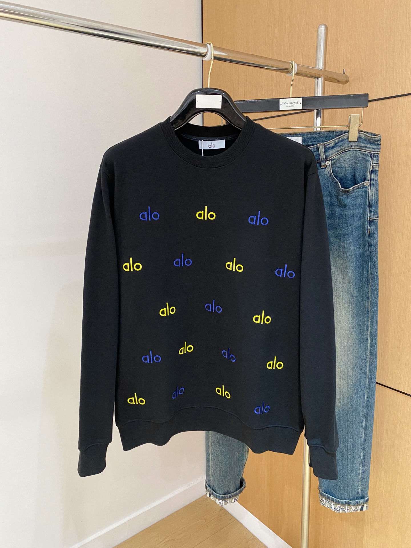 Alo Yoga Crew Neck Sweatshirt - Embroidered Logo, Premium Quality, Unisex