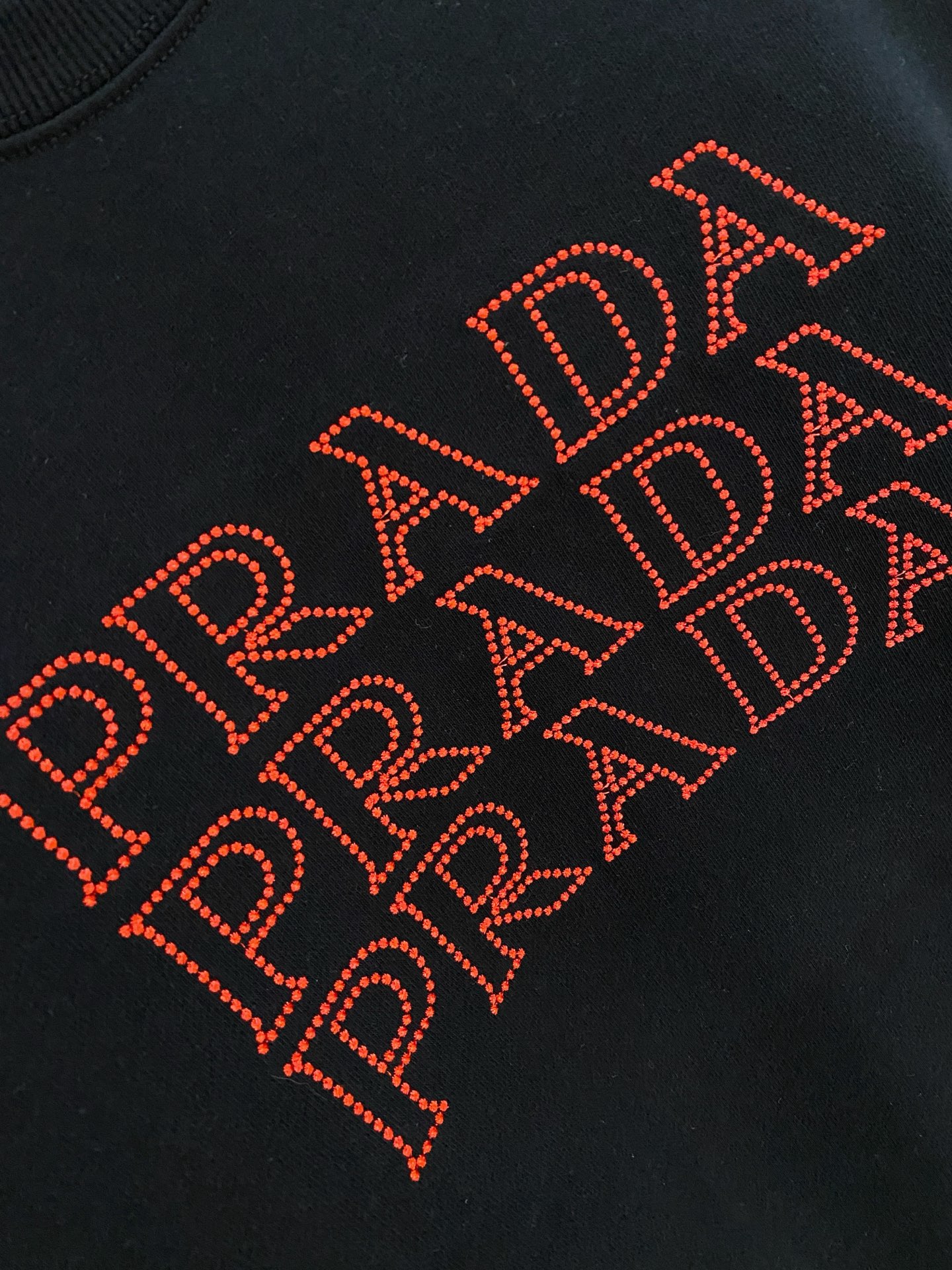 🌾普拉达25SS【新品】最新最顶级版本精美工艺圆领卫衣，最顶级的品质专柜原单套头衫，顶级制作工艺进口面料