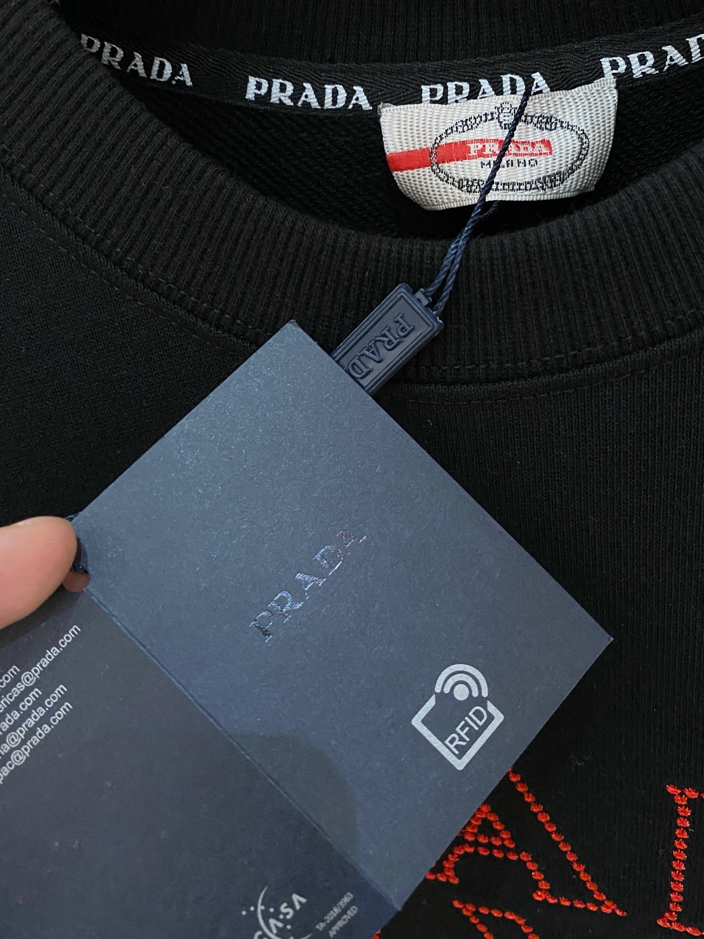 🌾普拉达25SS【新品】最新最顶级版本精美工艺圆领卫衣，最顶级的品质专柜原单套头衫，顶级制作工艺进口面料